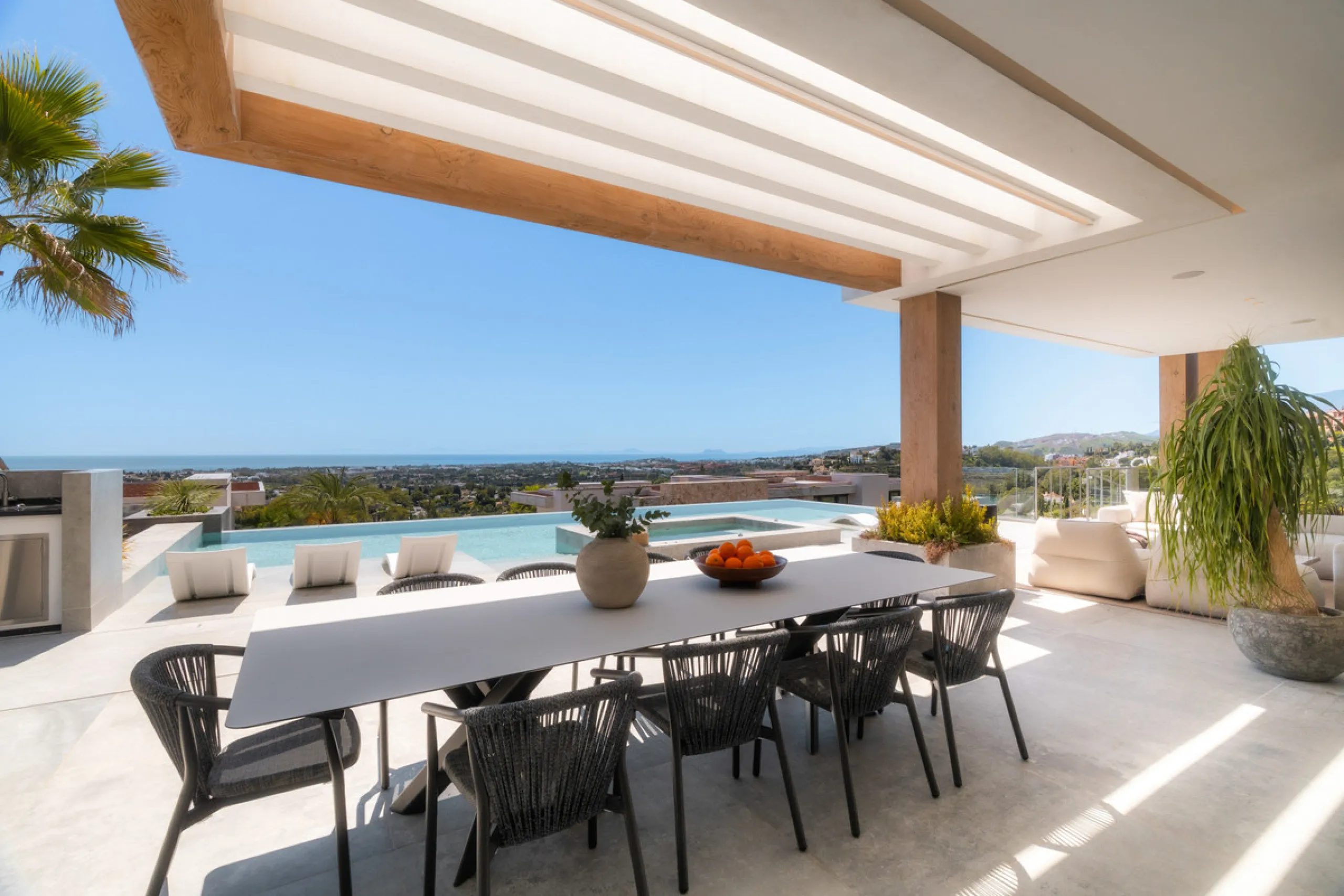House - Detached Villa в продаже в Benahavís, Málaga. В доме 6 спален и 9 ванных комнат. Площадь дома 943 м². Площадь участка 960 м²