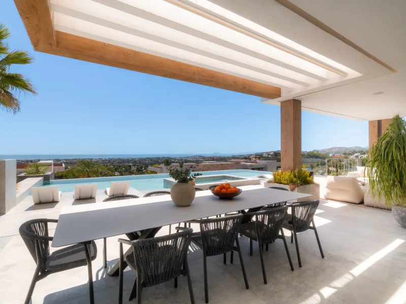 House - Detached Villa в продаже в Benahavís, Málaga. В доме 6 спален и 9 ванных комнат. Площадь дома 943 м². Площадь участка 960 м²