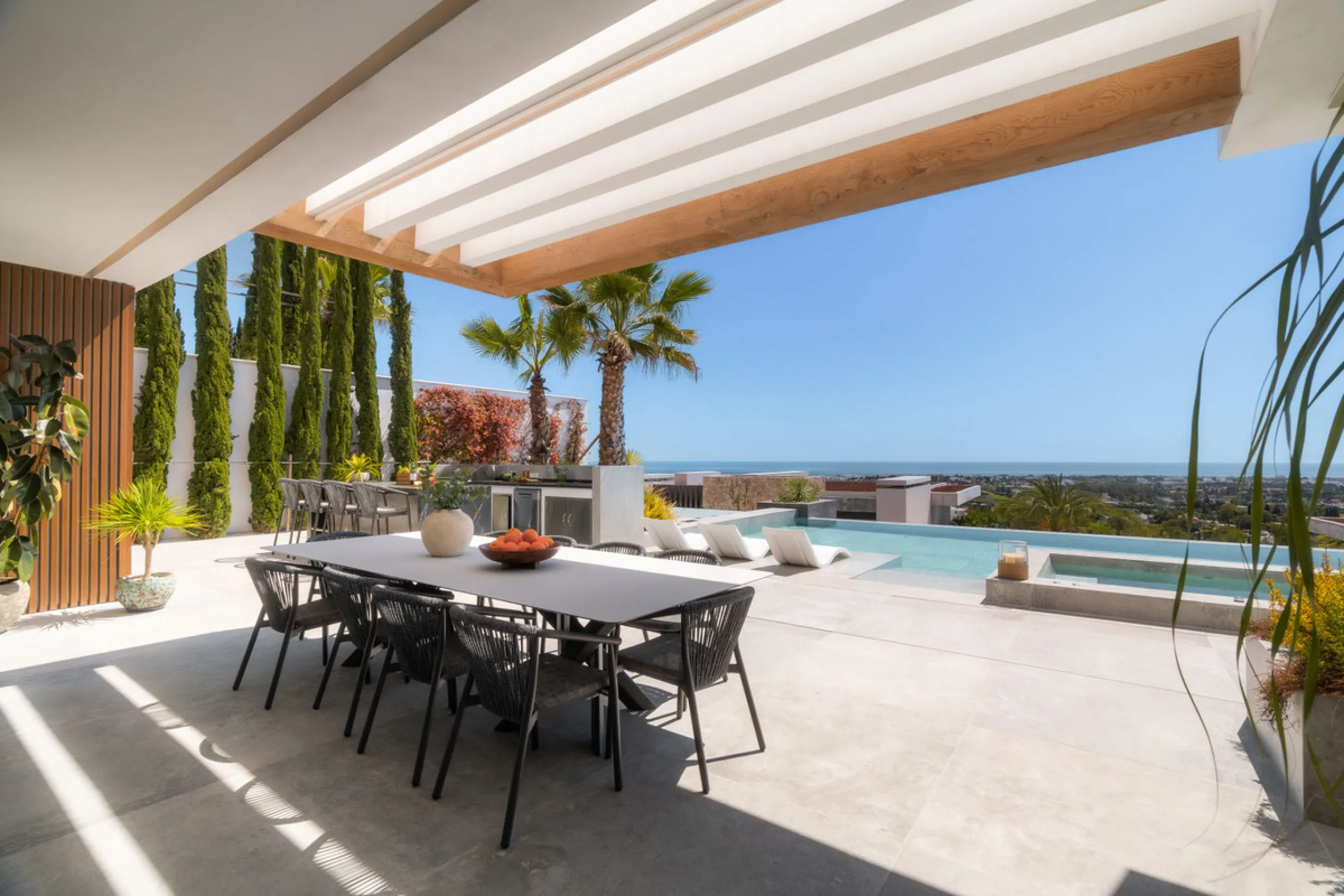House - Detached Villa в продаже в Benahavís, Málaga. В доме 6 спален и 9 ванных комнат. Площадь дома 943 м². Площадь участка 960 м²
