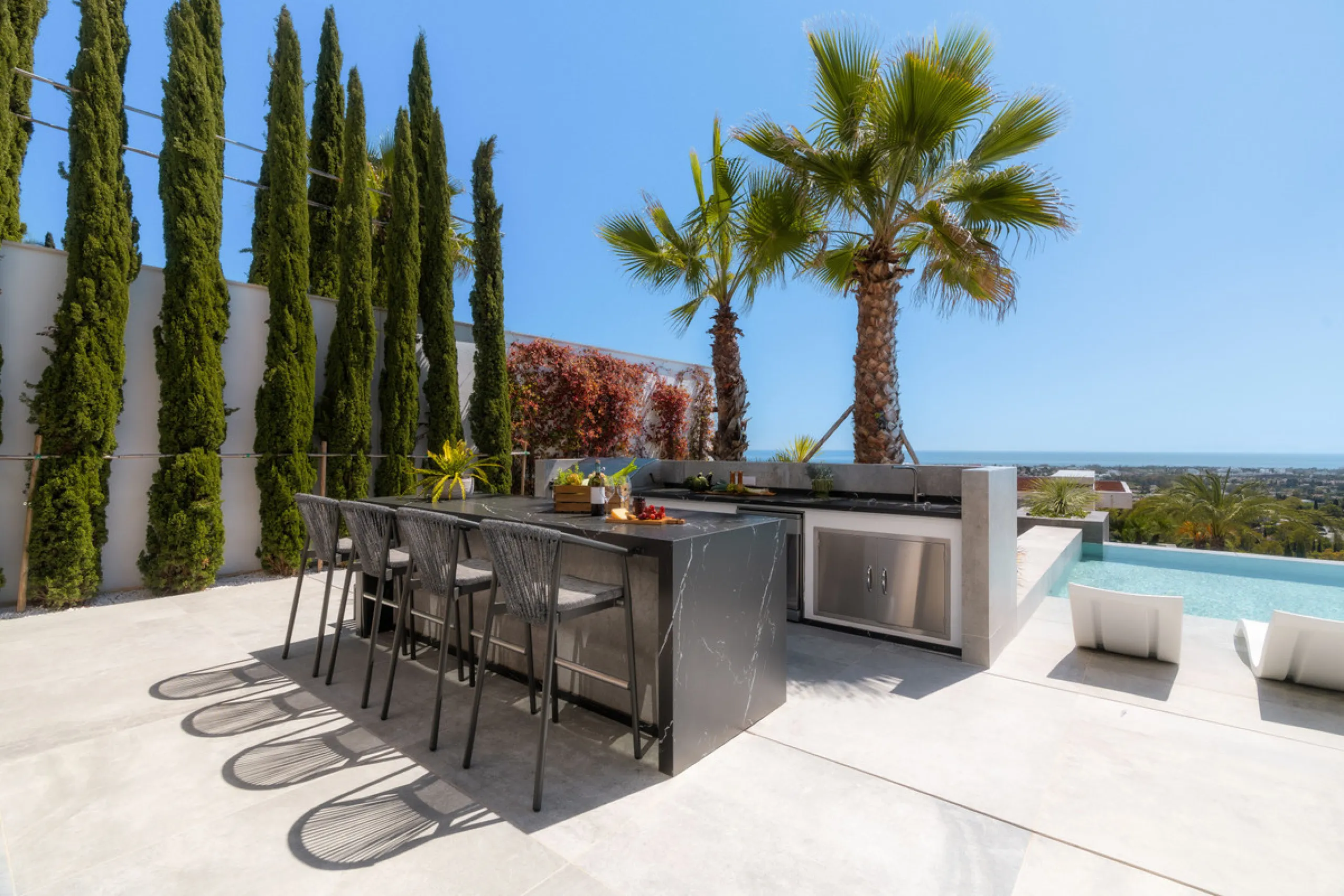 House - Detached Villa в продаже в Benahavís, Málaga. В доме 6 спален и 9 ванных комнат. Площадь дома 943 м². Площадь участка 960 м²