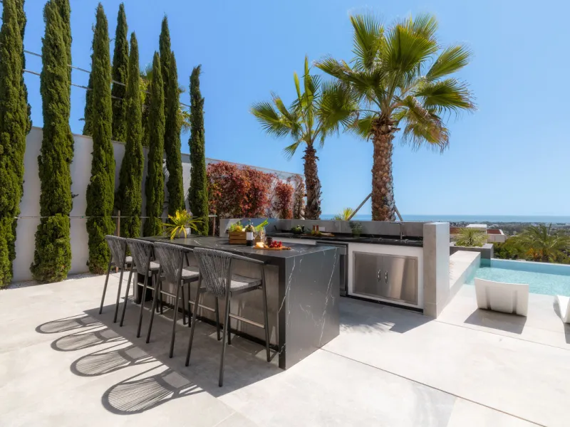 House - Detached Villa в продаже в Benahavís, Málaga. В доме 6 спален и 9 ванных комнат. Площадь дома 943 м². Площадь участка 960 м²