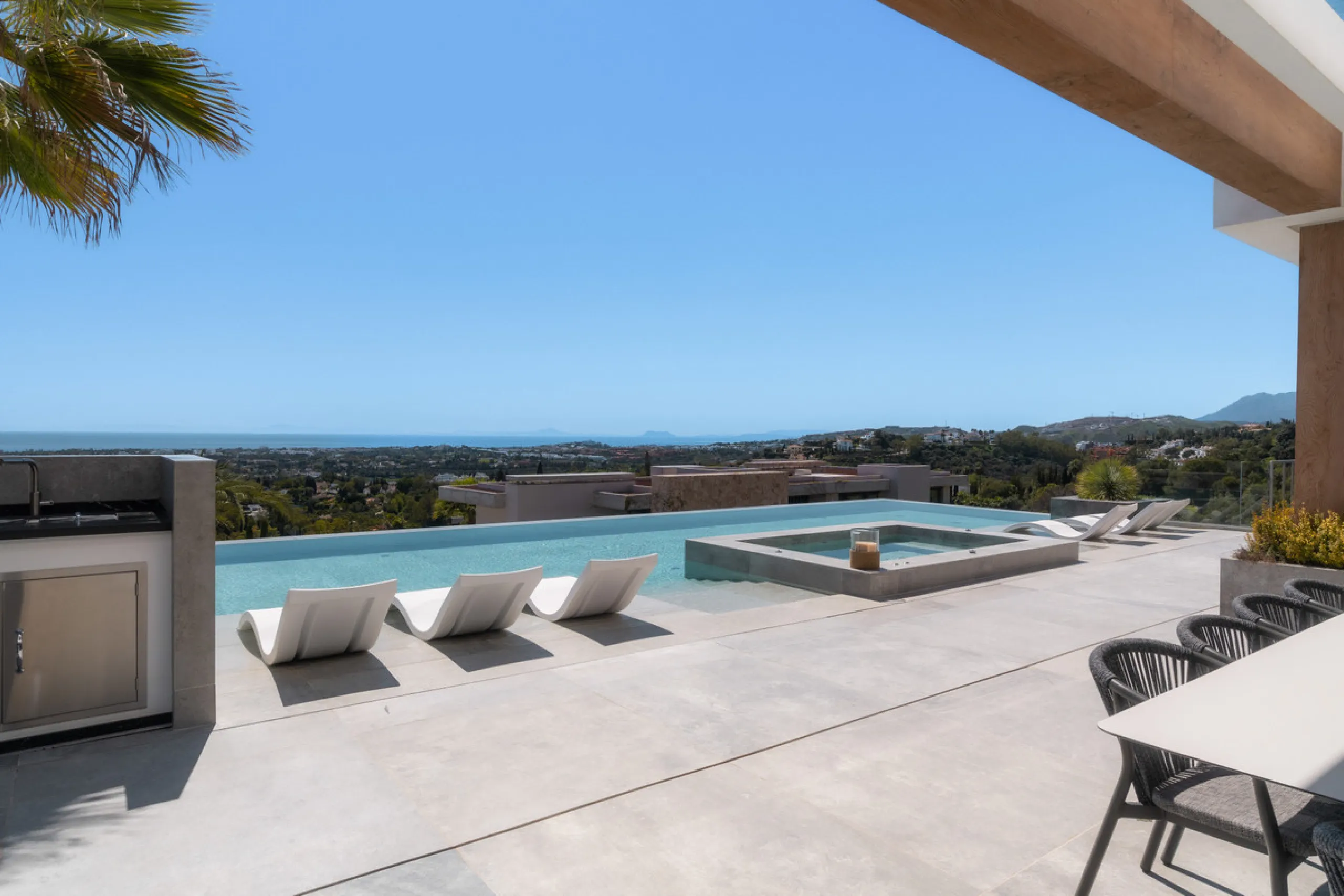 House - Detached Villa в продаже в Benahavís, Málaga. В доме 6 спален и 9 ванных комнат. Площадь дома 943 м². Площадь участка 960 м²