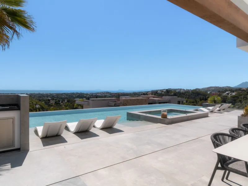 House - Detached Villa в продаже в Benahavís, Málaga. В доме 6 спален и 9 ванных комнат. Площадь дома 943 м². Площадь участка 960 м²