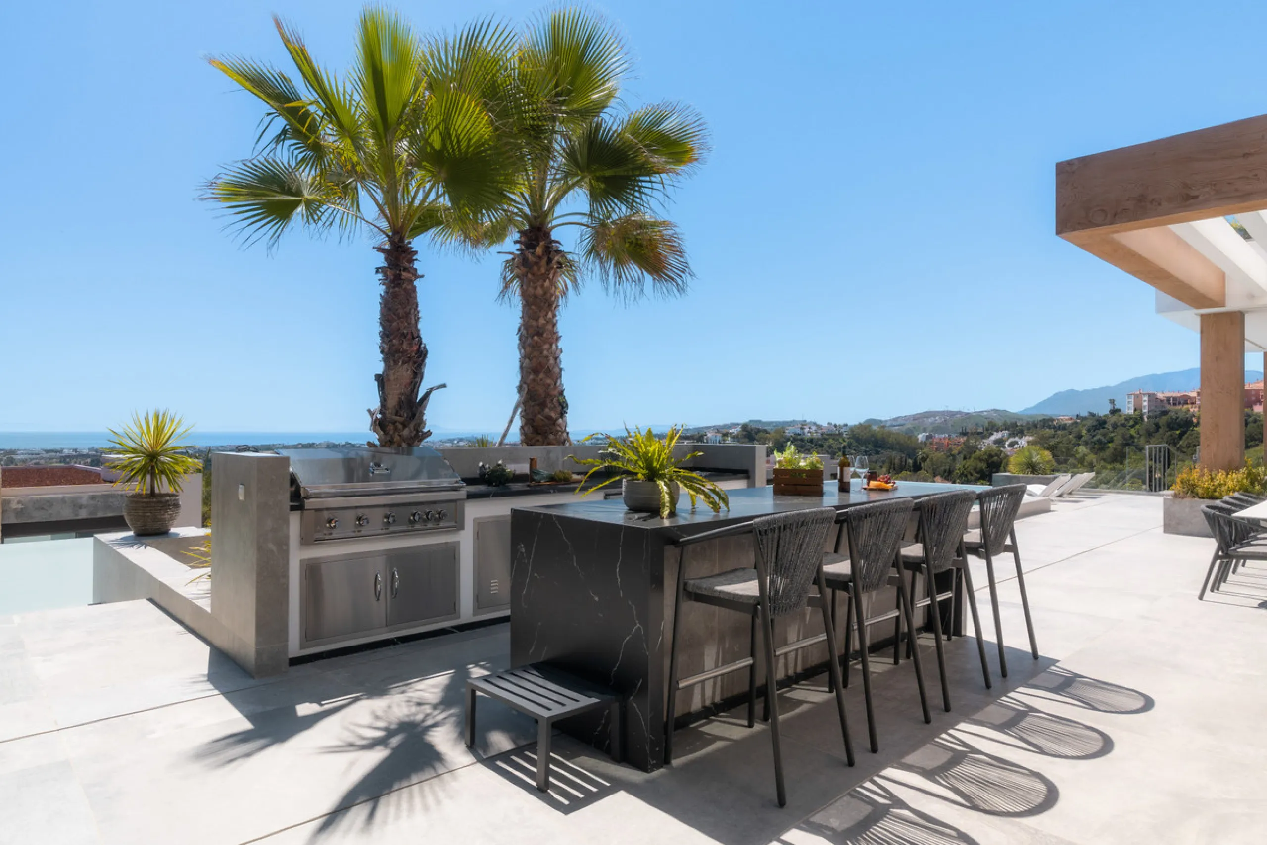 House - Detached Villa в продаже в Benahavís, Málaga. В доме 6 спален и 9 ванных комнат. Площадь дома 943 м². Площадь участка 960 м²