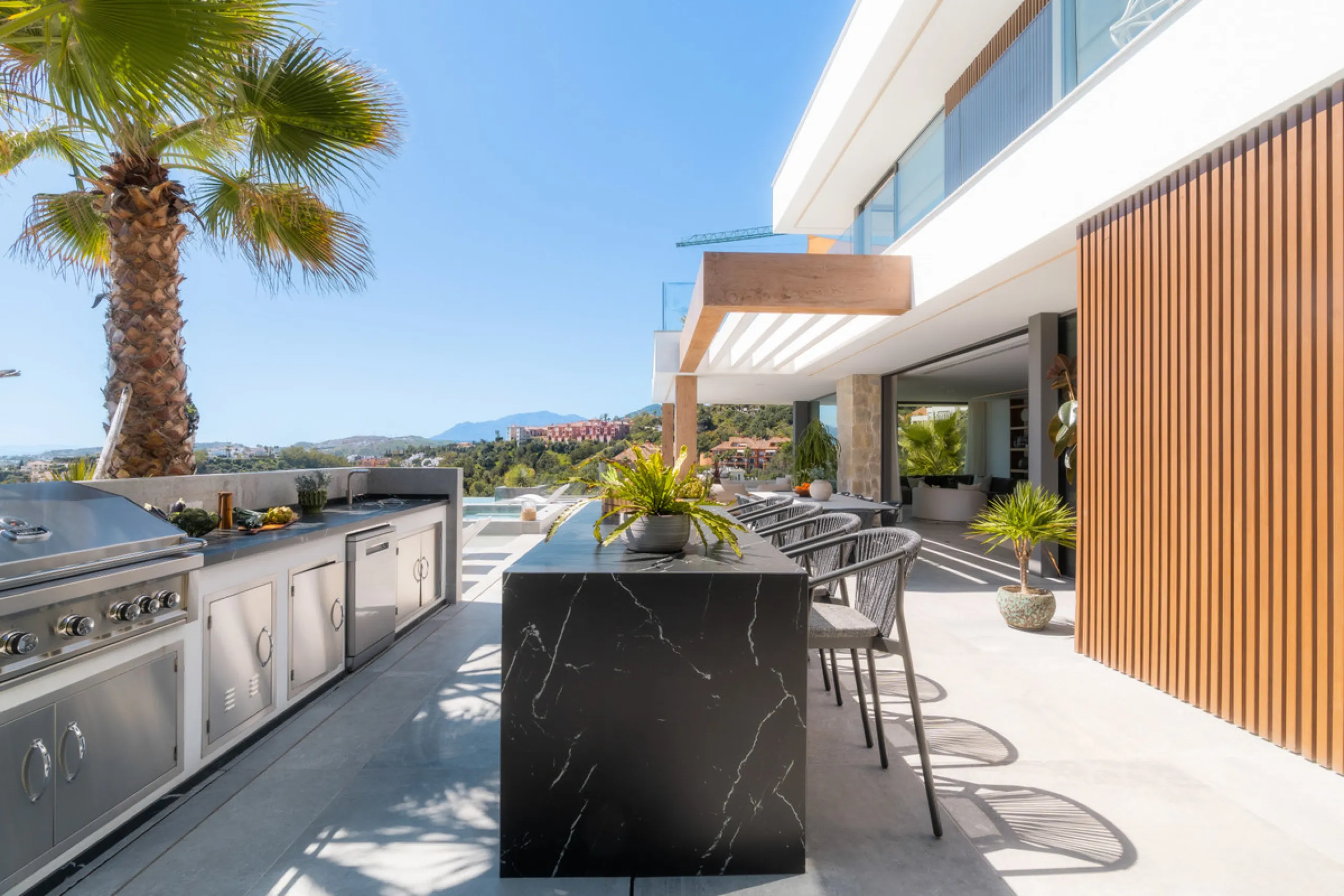 House - Detached Villa в продаже в Benahavís, Málaga. В доме 6 спален и 9 ванных комнат. Площадь дома 943 м². Площадь участка 960 м²