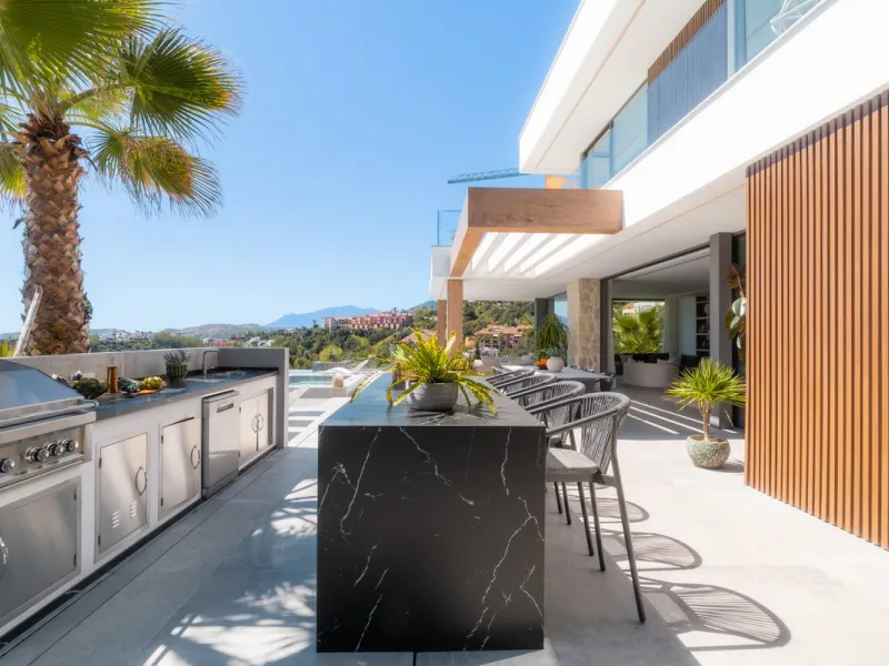 House - Detached Villa в продаже в Benahavís, Málaga. В доме 6 спален и 9 ванных комнат. Площадь дома 943 м². Площадь участка 960 м²