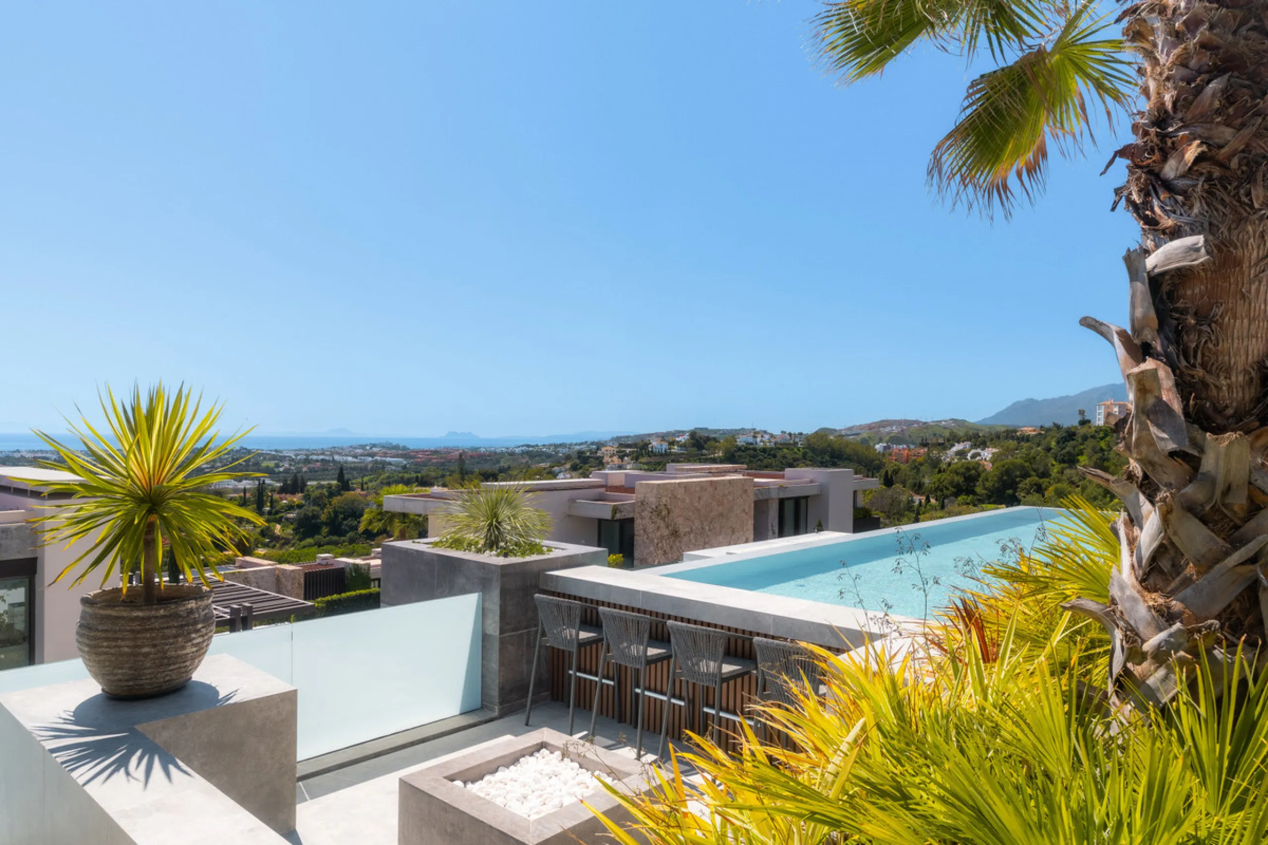 House - Detached Villa в продаже в Benahavís, Málaga. В доме 6 спален и 9 ванных комнат. Площадь дома 943 м². Площадь участка 960 м²