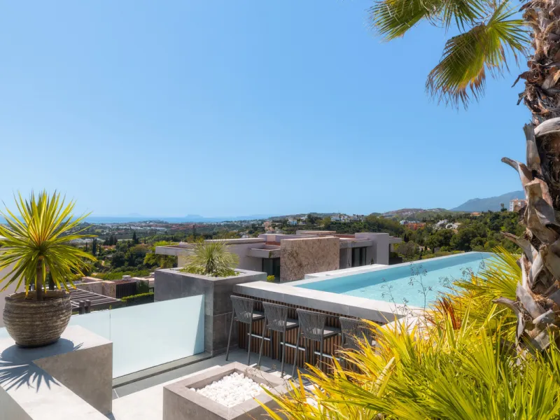 House - Detached Villa в продаже в Benahavís, Málaga. В доме 6 спален и 9 ванных комнат. Площадь дома 943 м². Площадь участка 960 м²