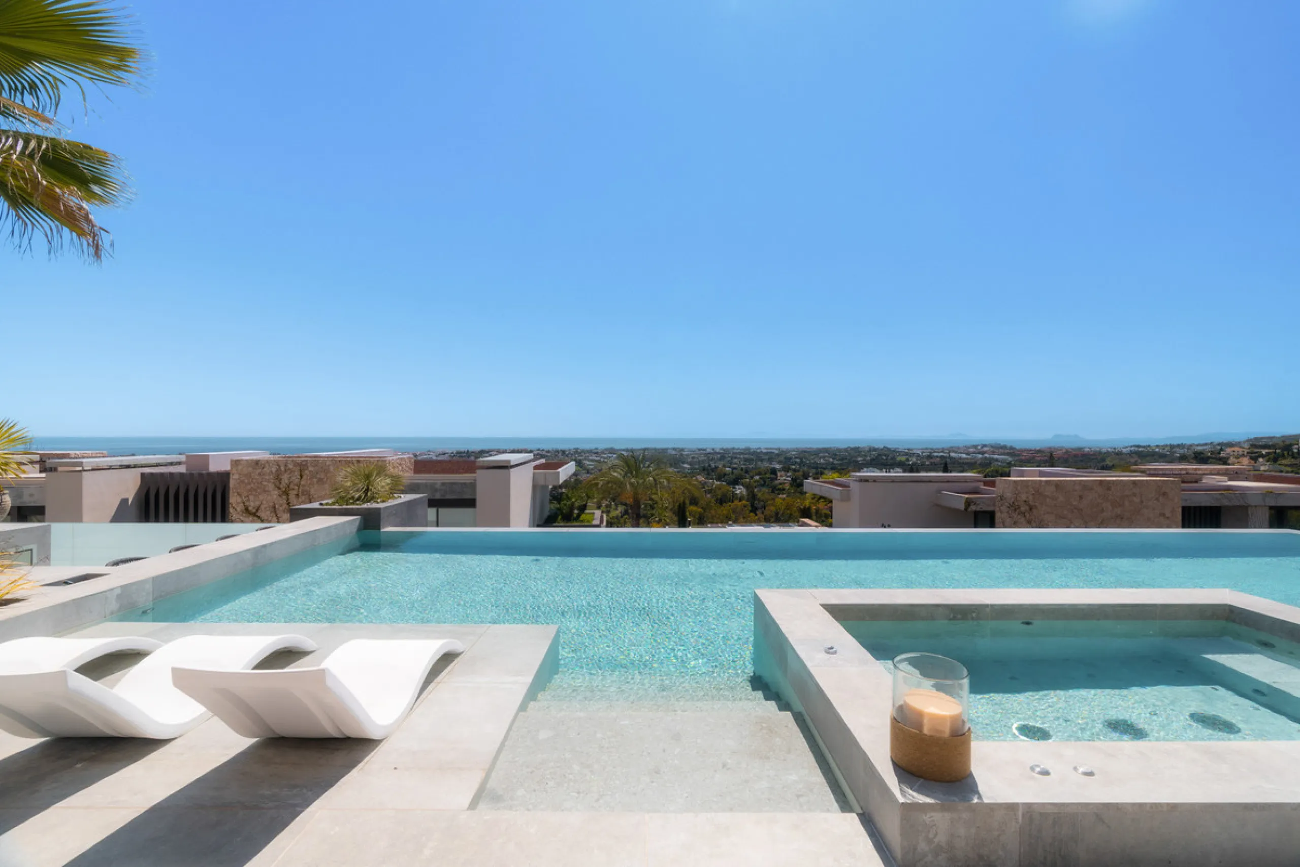 House - Detached Villa в продаже в Benahavís, Málaga. В доме 6 спален и 9 ванных комнат. Площадь дома 943 м². Площадь участка 960 м²