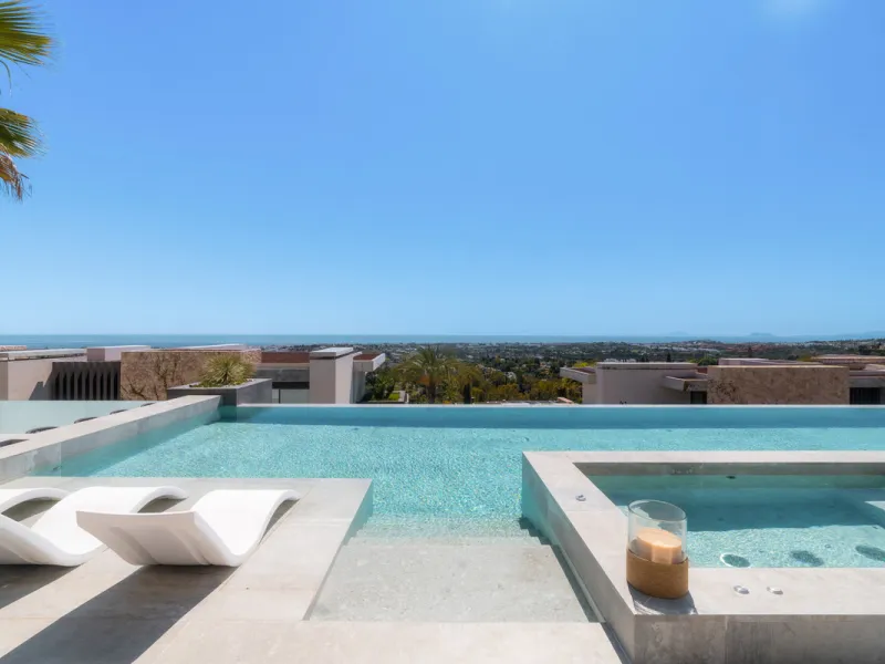 House - Detached Villa в продаже в Benahavís, Málaga. В доме 6 спален и 9 ванных комнат. Площадь дома 943 м². Площадь участка 960 м²