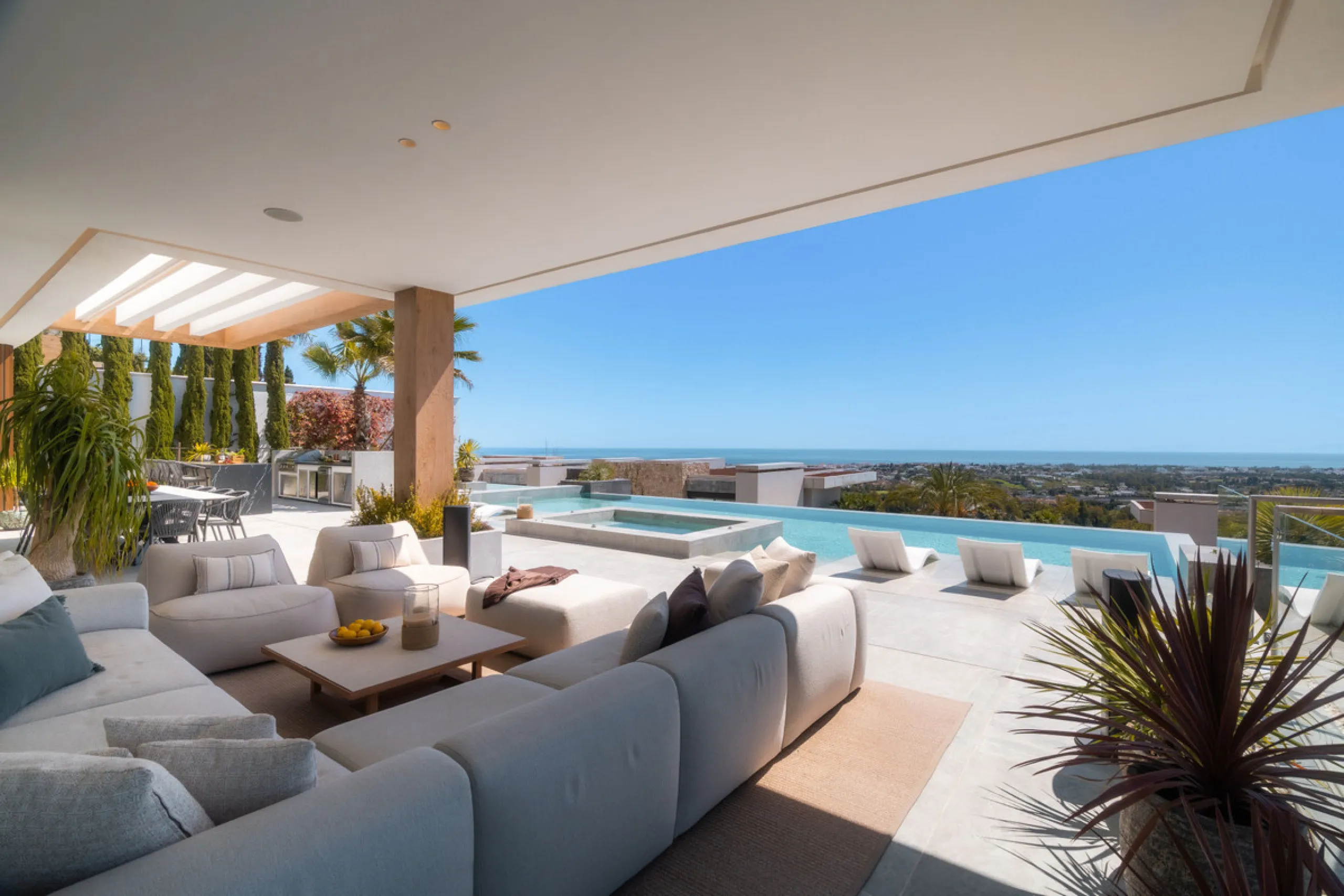 House - Detached Villa в продаже в Benahavís, Málaga. В доме 6 спален и 9 ванных комнат. Площадь дома 943 м². Площадь участка 960 м²