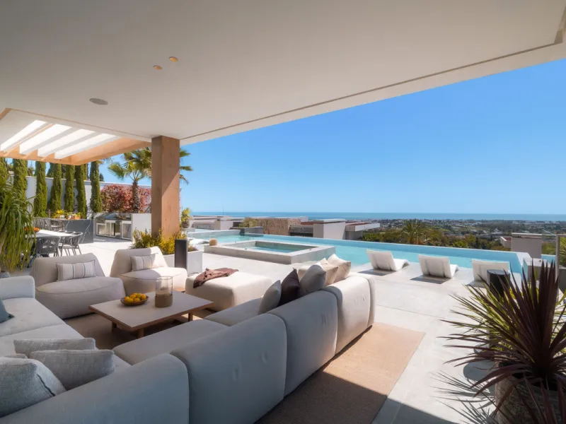 House - Detached Villa в продаже в Benahavís, Málaga. В доме 6 спален и 9 ванных комнат. Площадь дома 943 м². Площадь участка 960 м²