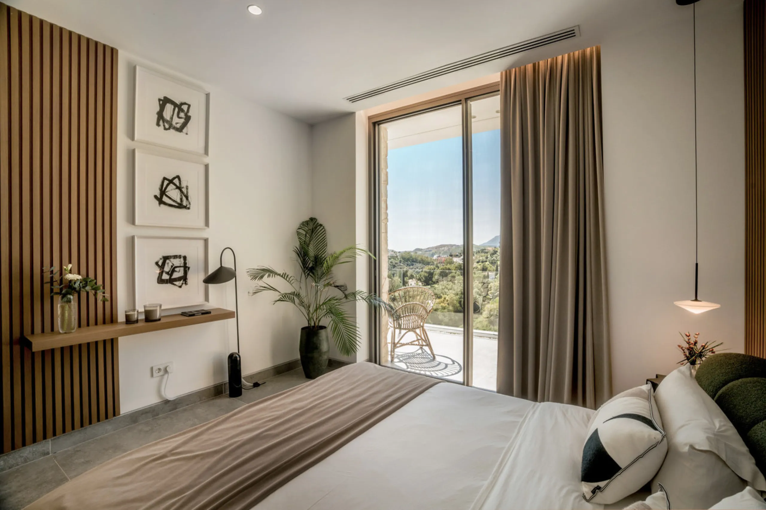 House - Detached Villa в продаже в Benahavís, Málaga. В доме 6 спален и 9 ванных комнат. Площадь дома 943 м². Площадь участка 960 м²