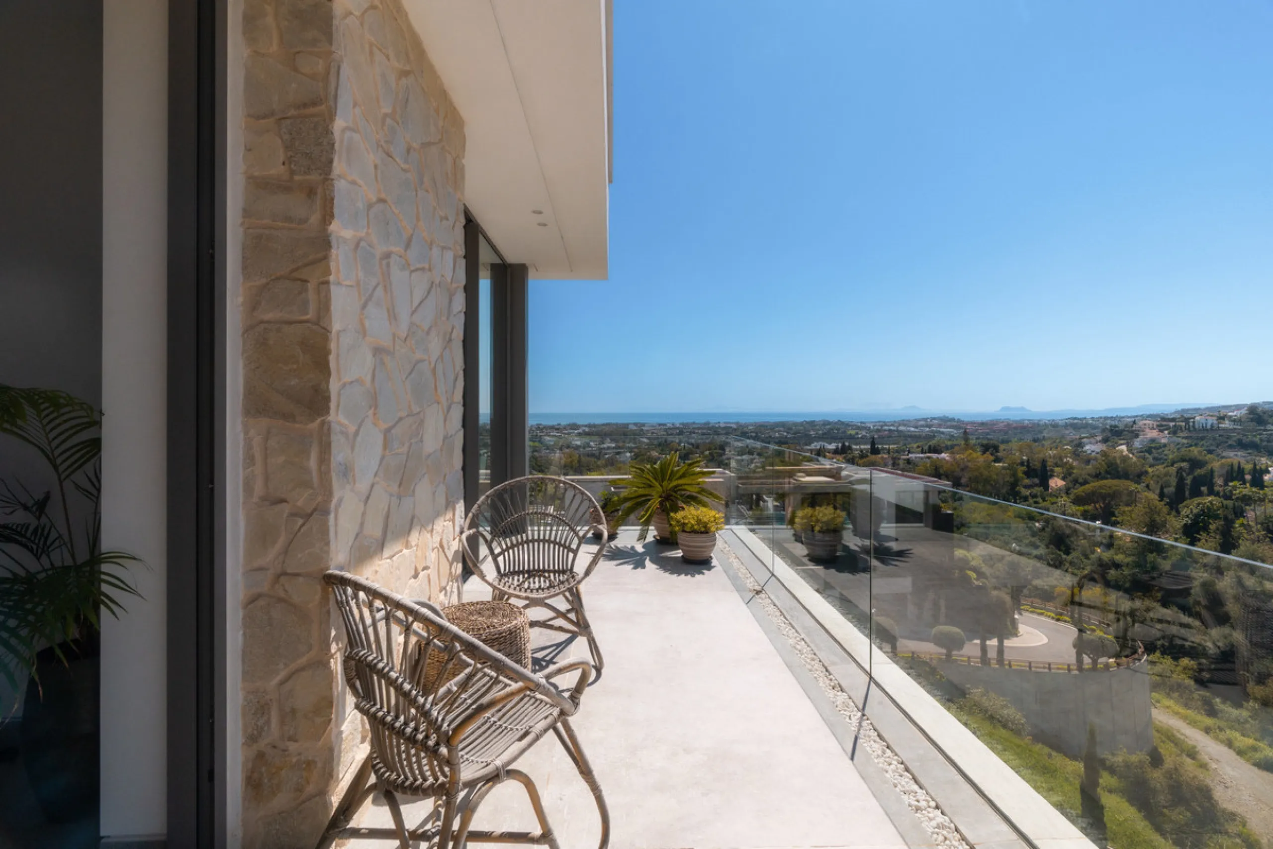 House - Detached Villa в продаже в Benahavís, Málaga. В доме 6 спален и 9 ванных комнат. Площадь дома 943 м². Площадь участка 960 м²
