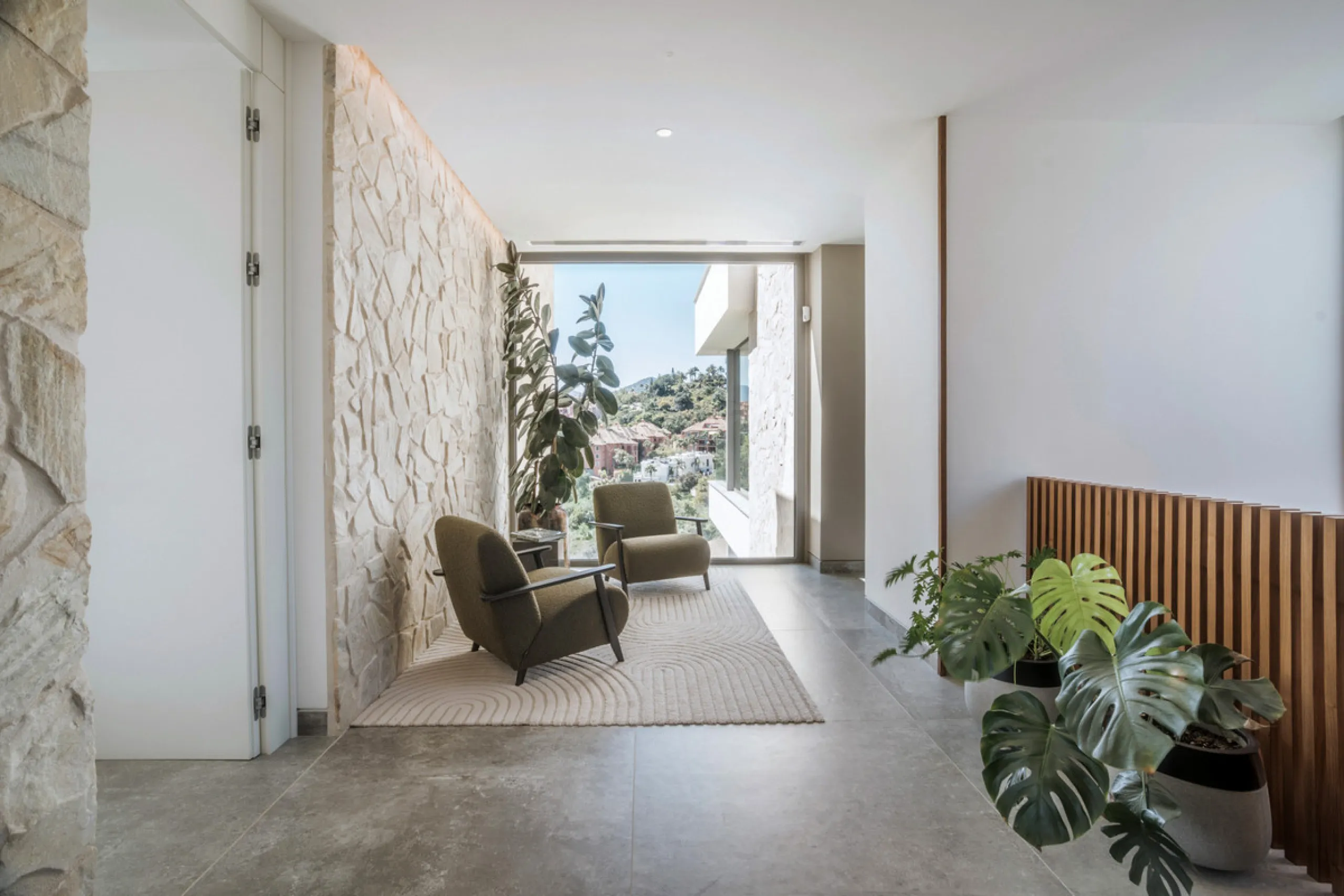 House - Detached Villa в продаже в Benahavís, Málaga. В доме 6 спален и 9 ванных комнат. Площадь дома 943 м². Площадь участка 960 м²