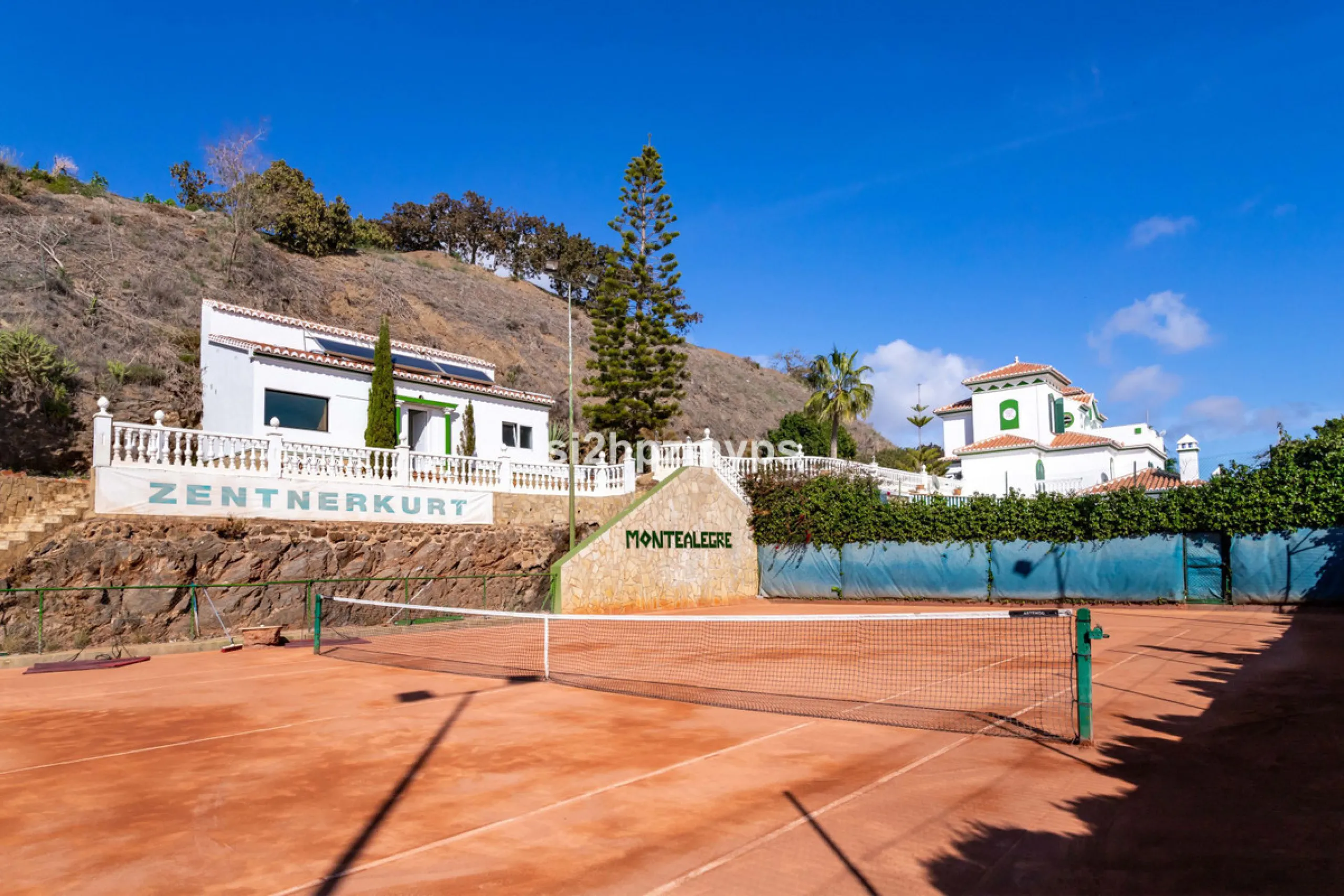 Große Villa in Torrox mit Tennisplatz und guten Geschäftsmöglichkeiten