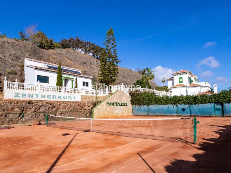 Große Villa in Torrox mit Tennisplatz und guten Geschäftsmöglichkeiten