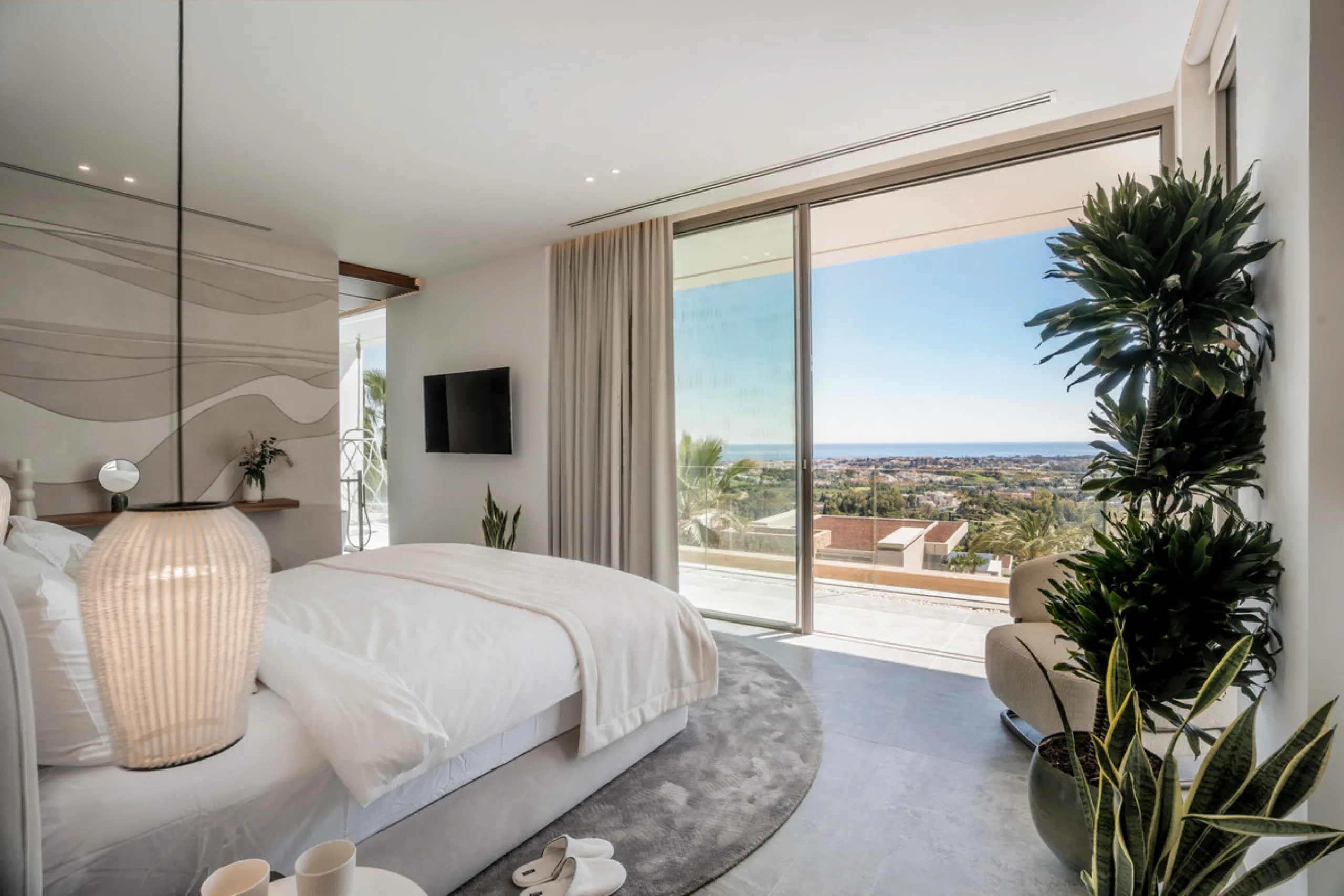 House - Detached Villa в продаже в Benahavís, Málaga. В доме 6 спален и 9 ванных комнат. Площадь дома 943 м². Площадь участка 960 м²