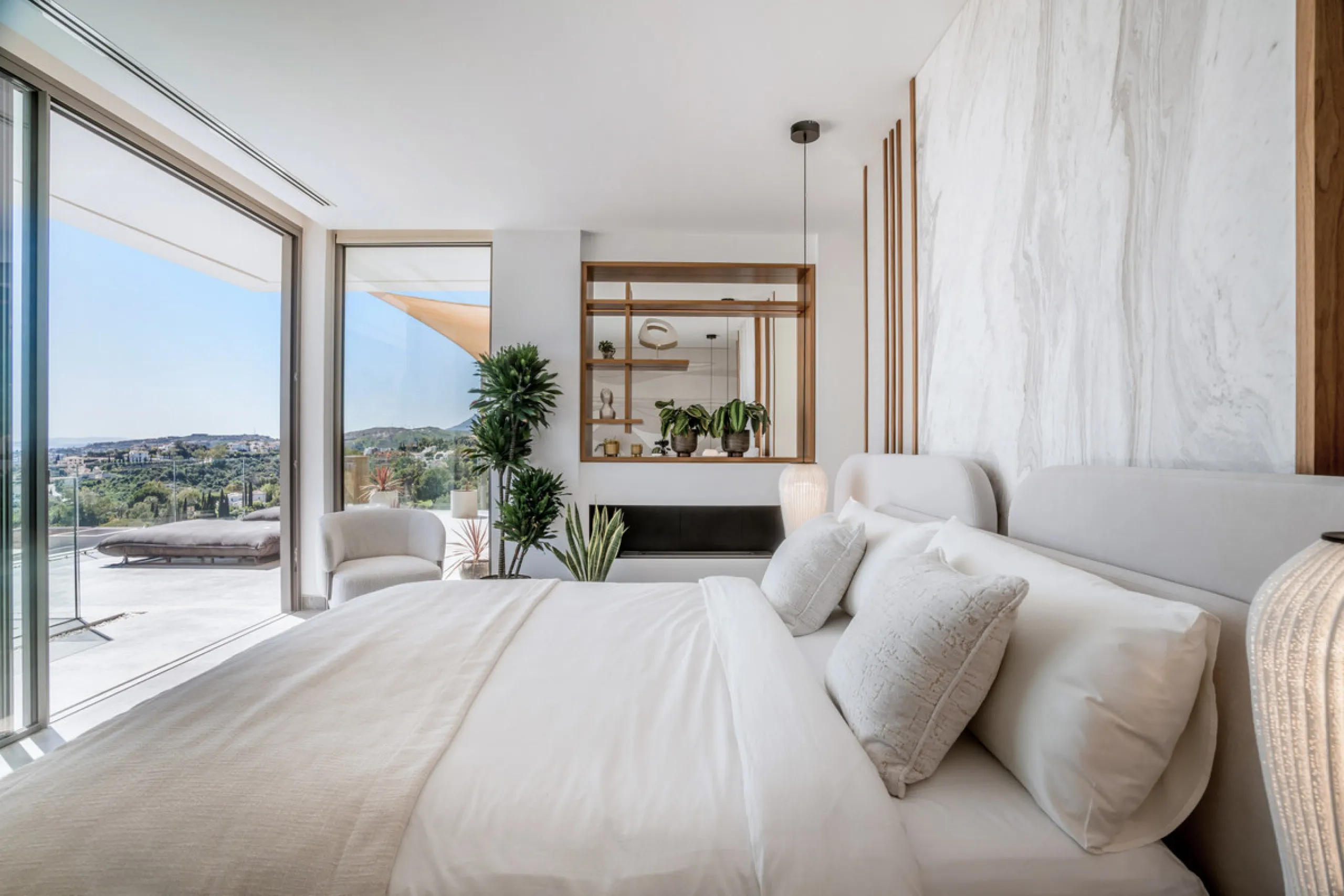 House - Detached Villa в продаже в Benahavís, Málaga. В доме 6 спален и 9 ванных комнат. Площадь дома 943 м². Площадь участка 960 м²