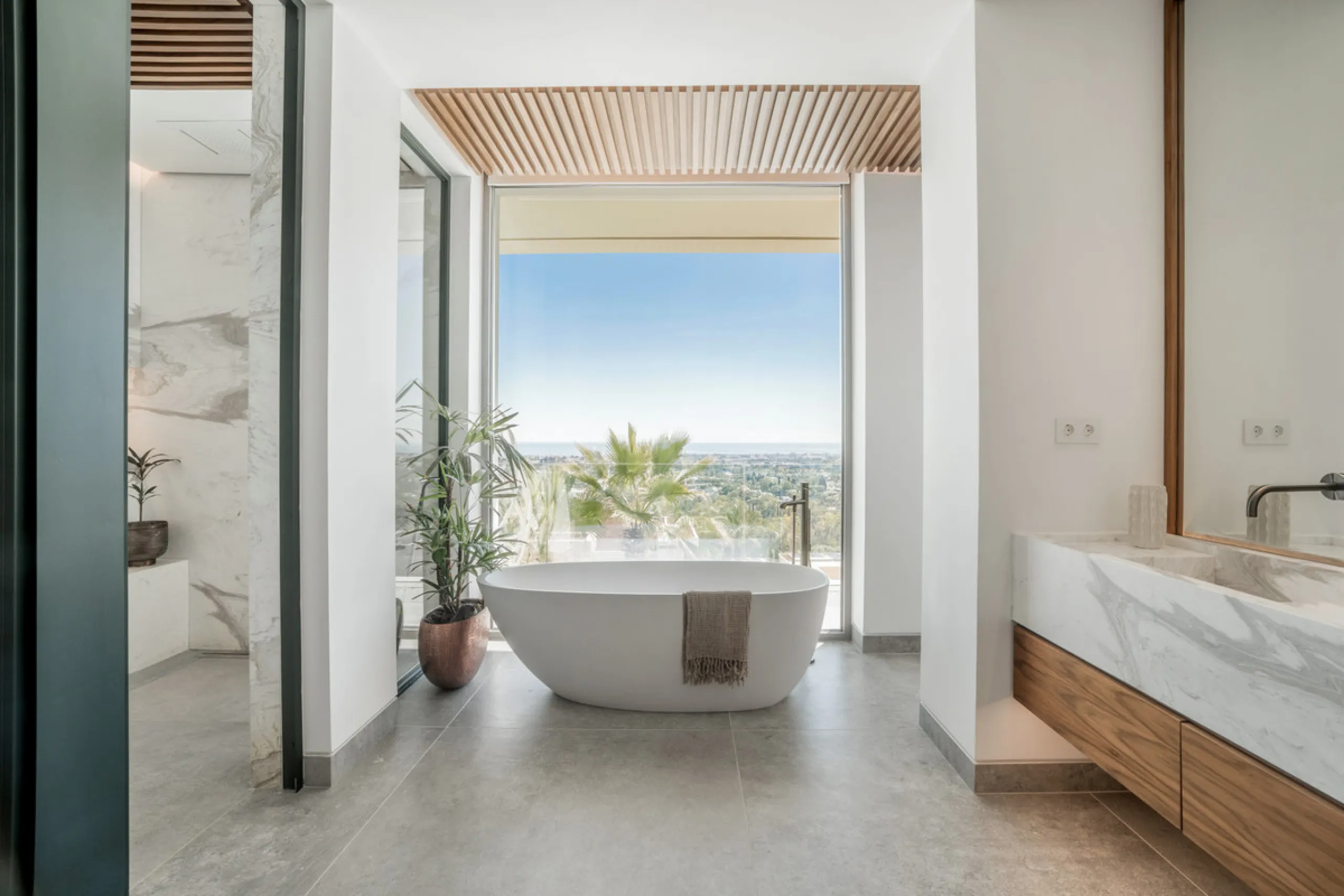 House - Detached Villa в продаже в Benahavís, Málaga. В доме 6 спален и 9 ванных комнат. Площадь дома 943 м². Площадь участка 960 м²
