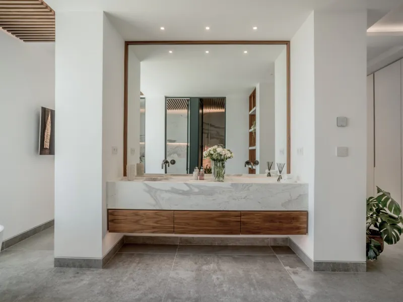 House - Detached Villa в продаже в Benahavís, Málaga. В доме 6 спален и 9 ванных комнат. Площадь дома 943 м². Площадь участка 960 м²