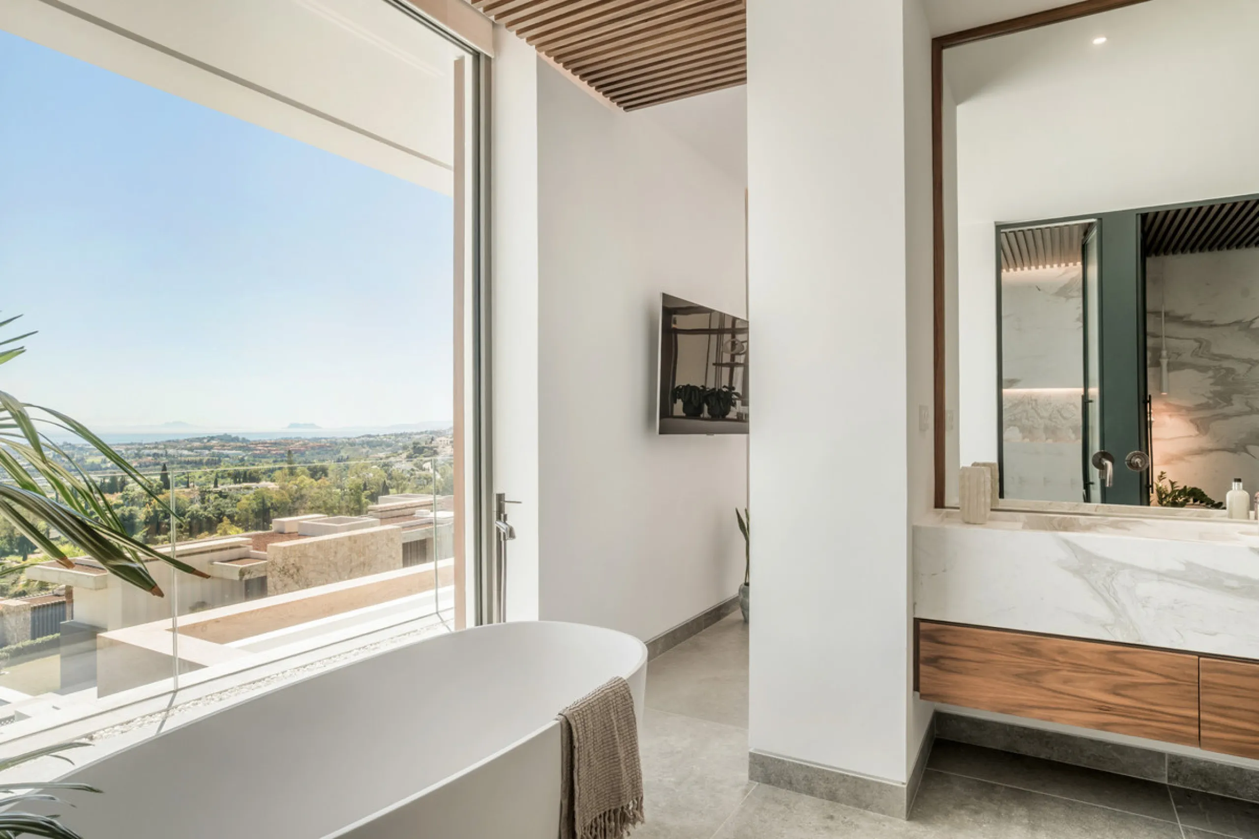 House - Detached Villa в продаже в Benahavís, Málaga. В доме 6 спален и 9 ванных комнат. Площадь дома 943 м². Площадь участка 960 м²