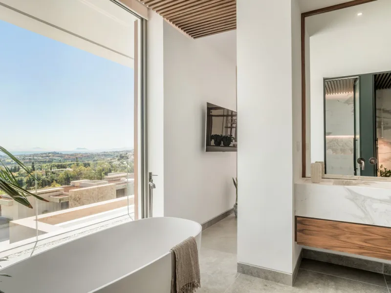 House - Detached Villa в продаже в Benahavís, Málaga. В доме 6 спален и 9 ванных комнат. Площадь дома 943 м². Площадь участка 960 м²