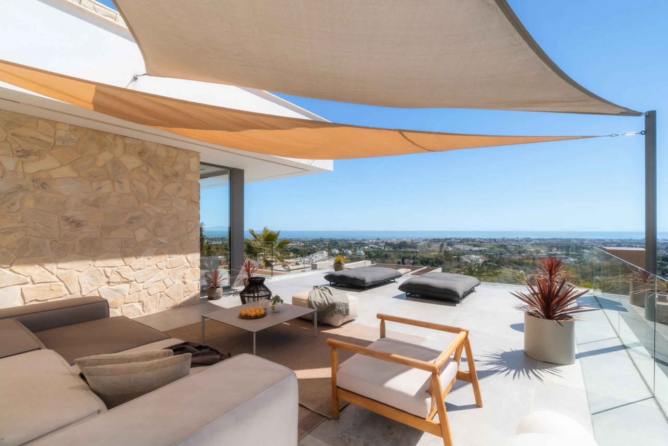 House - Detached Villa в продаже в Benahavís, Málaga. В доме 6 спален и 9 ванных комнат. Площадь дома 943 м². Площадь участка 960 м²
