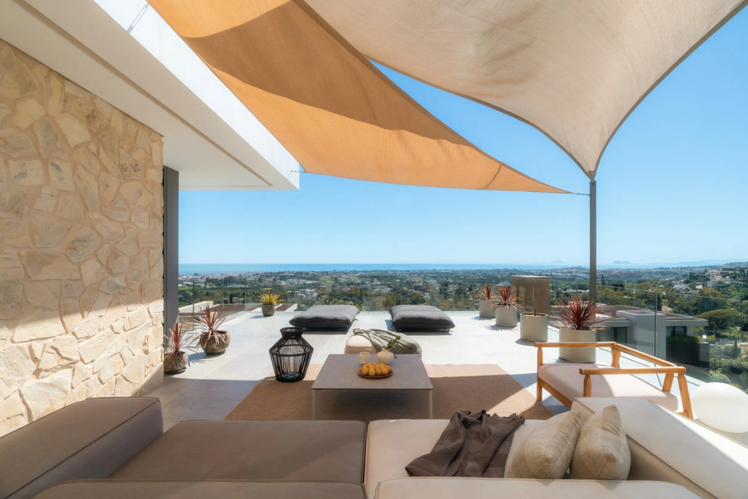 House - Detached Villa в продаже в Benahavís, Málaga. В доме 6 спален и 9 ванных комнат. Площадь дома 943 м². Площадь участка 960 м²