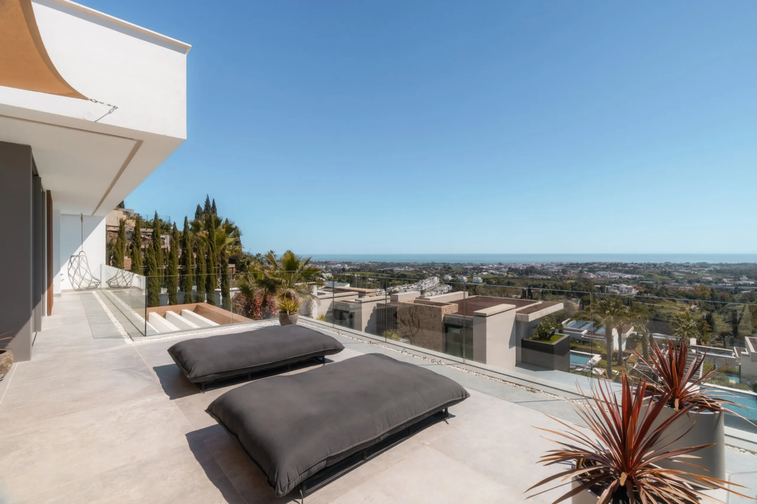 House - Detached Villa в продаже в Benahavís, Málaga. В доме 6 спален и 9 ванных комнат. Площадь дома 943 м². Площадь участка 960 м²