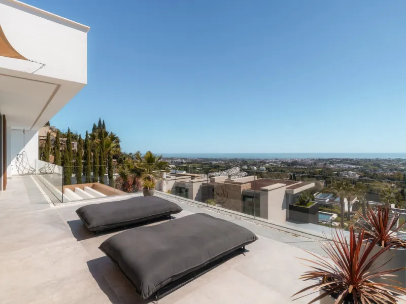 House - Detached Villa в продаже в Benahavís, Málaga. В доме 6 спален и 9 ванных комнат. Площадь дома 943 м². Площадь участка 960 м²