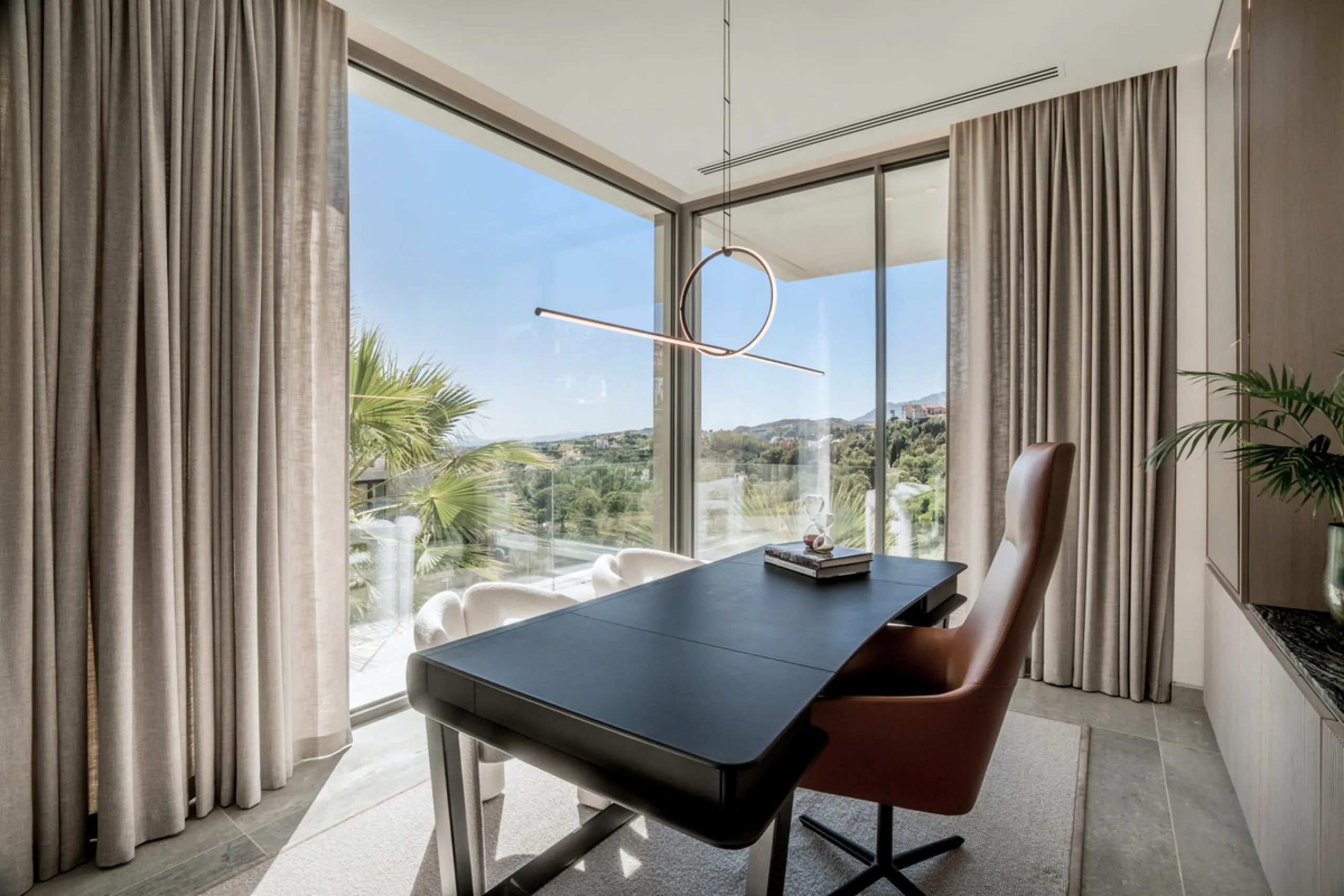 House - Detached Villa в продаже в Benahavís, Málaga. В доме 6 спален и 9 ванных комнат. Площадь дома 943 м². Площадь участка 960 м²