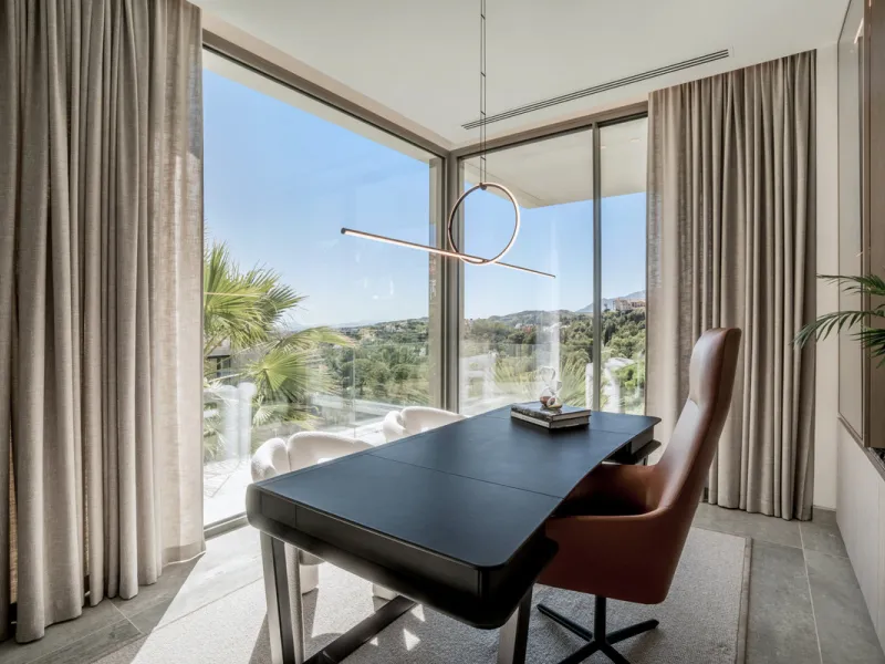 House - Detached Villa в продаже в Benahavís, Málaga. В доме 6 спален и 9 ванных комнат. Площадь дома 943 м². Площадь участка 960 м²