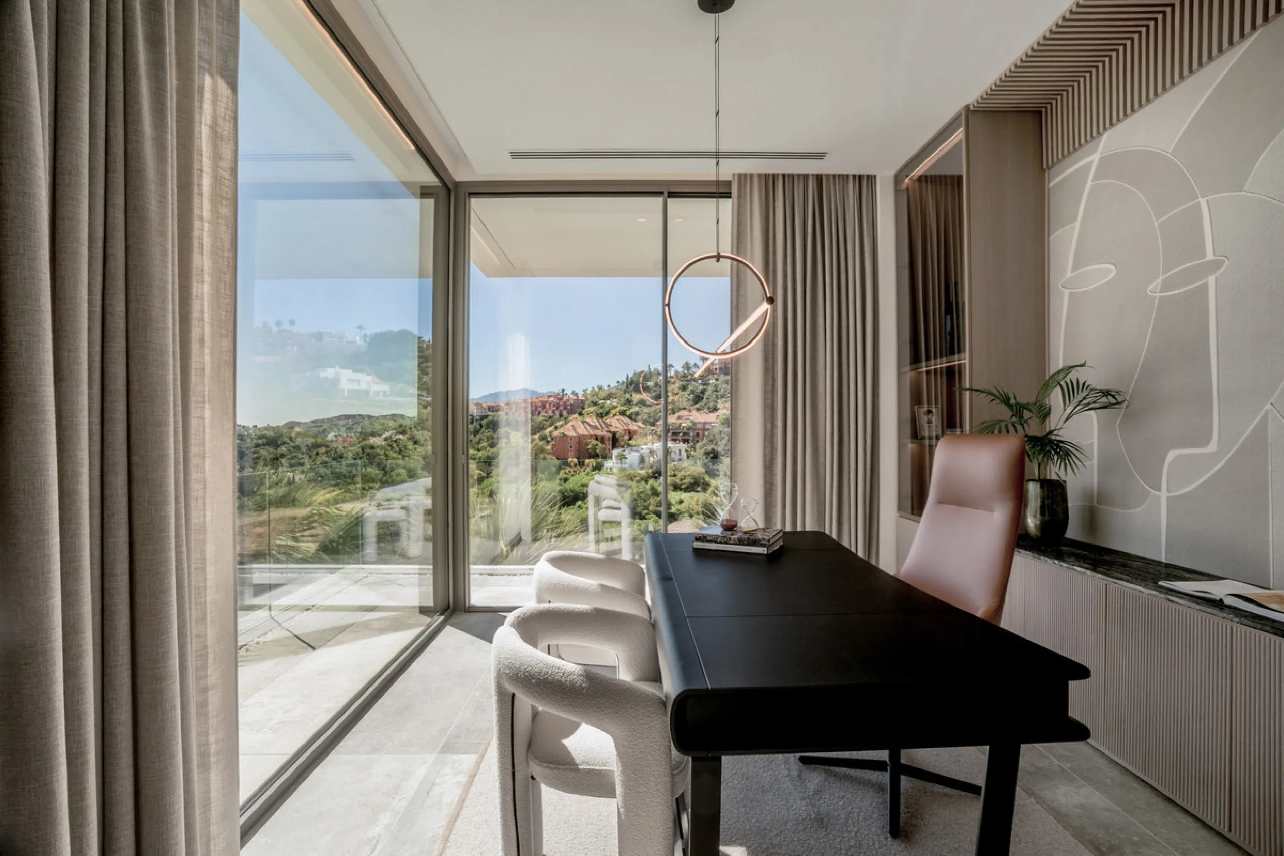 House - Detached Villa в продаже в Benahavís, Málaga. В доме 6 спален и 9 ванных комнат. Площадь дома 943 м². Площадь участка 960 м²