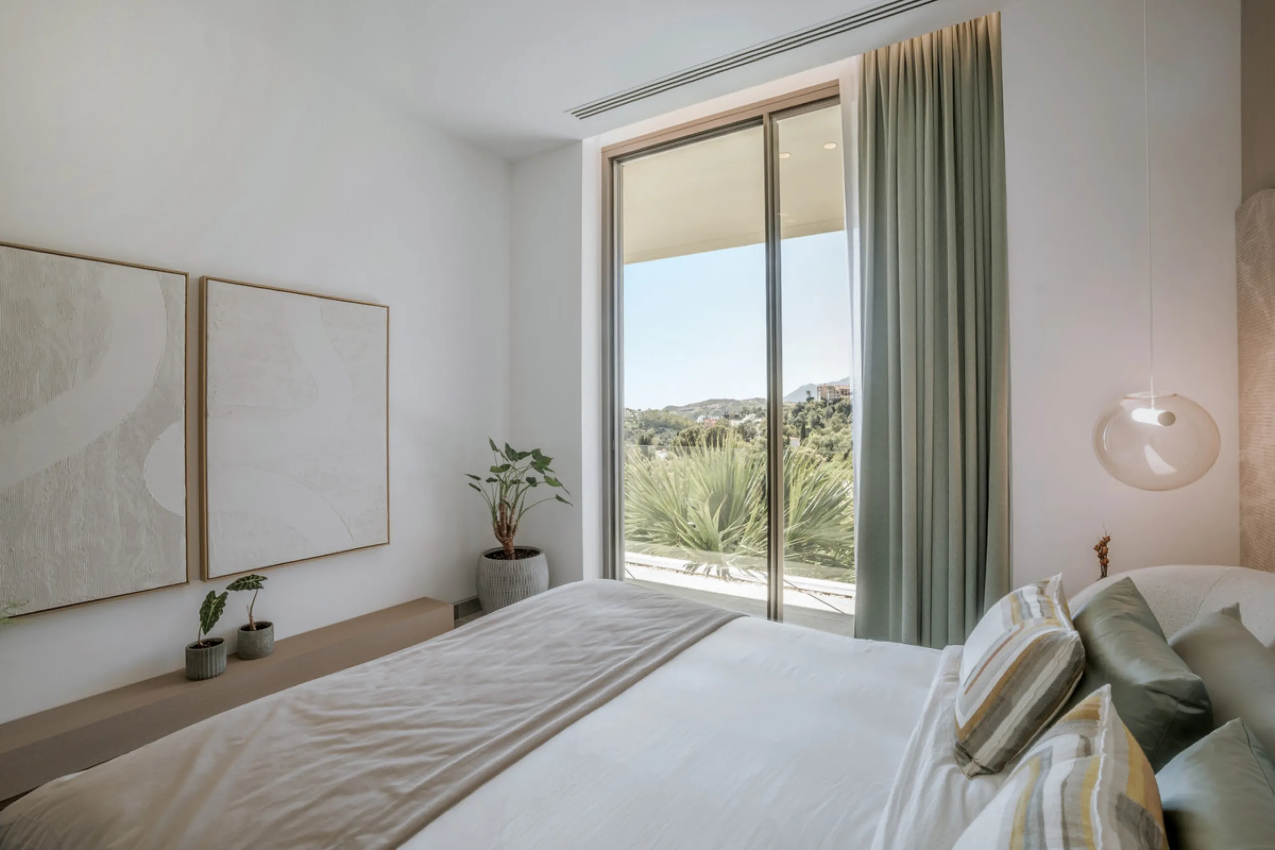 House - Detached Villa в продаже в Benahavís, Málaga. В доме 6 спален и 9 ванных комнат. Площадь дома 943 м². Площадь участка 960 м²