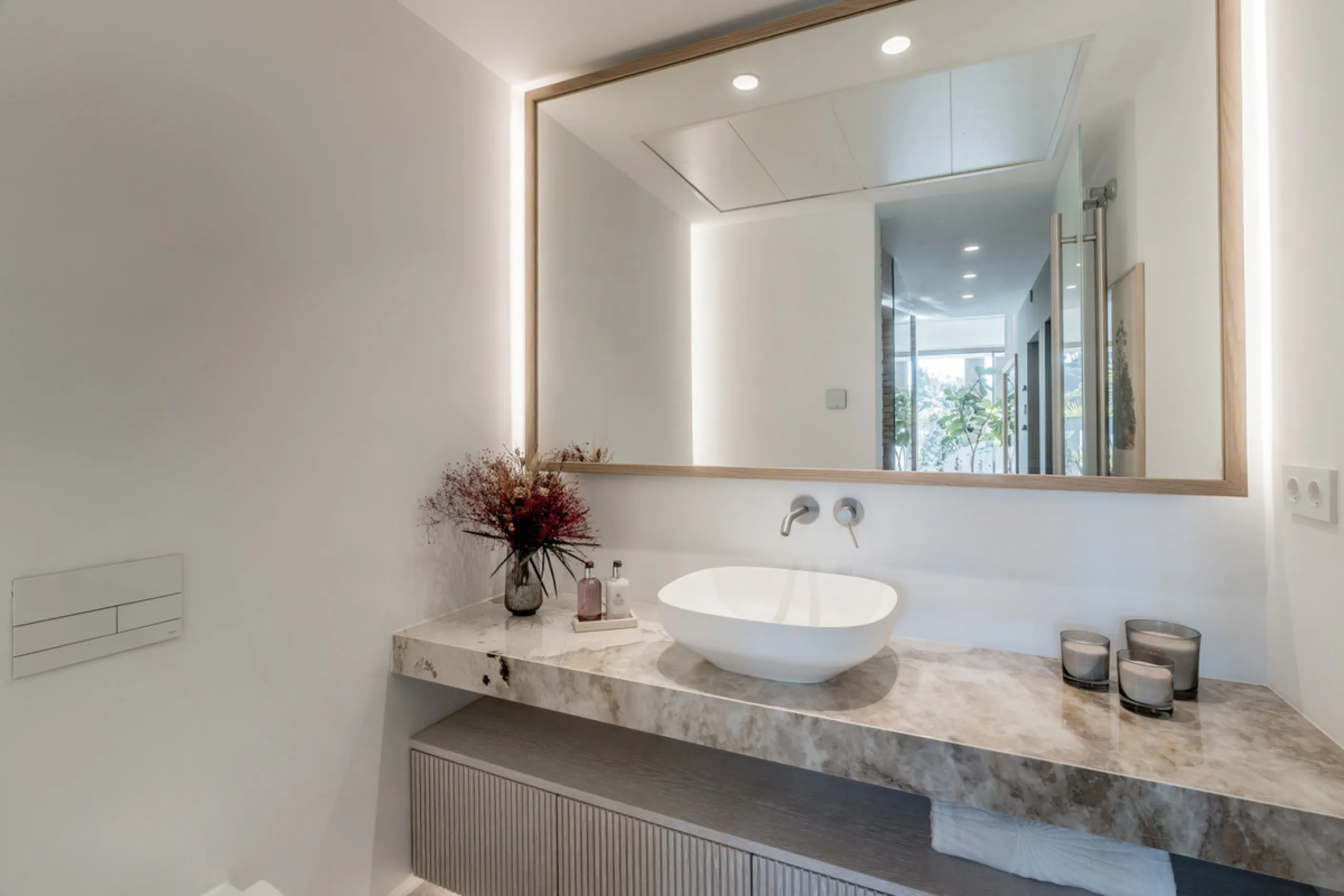 House - Detached Villa в продаже в Benahavís, Málaga. В доме 6 спален и 9 ванных комнат. Площадь дома 943 м². Площадь участка 960 м²