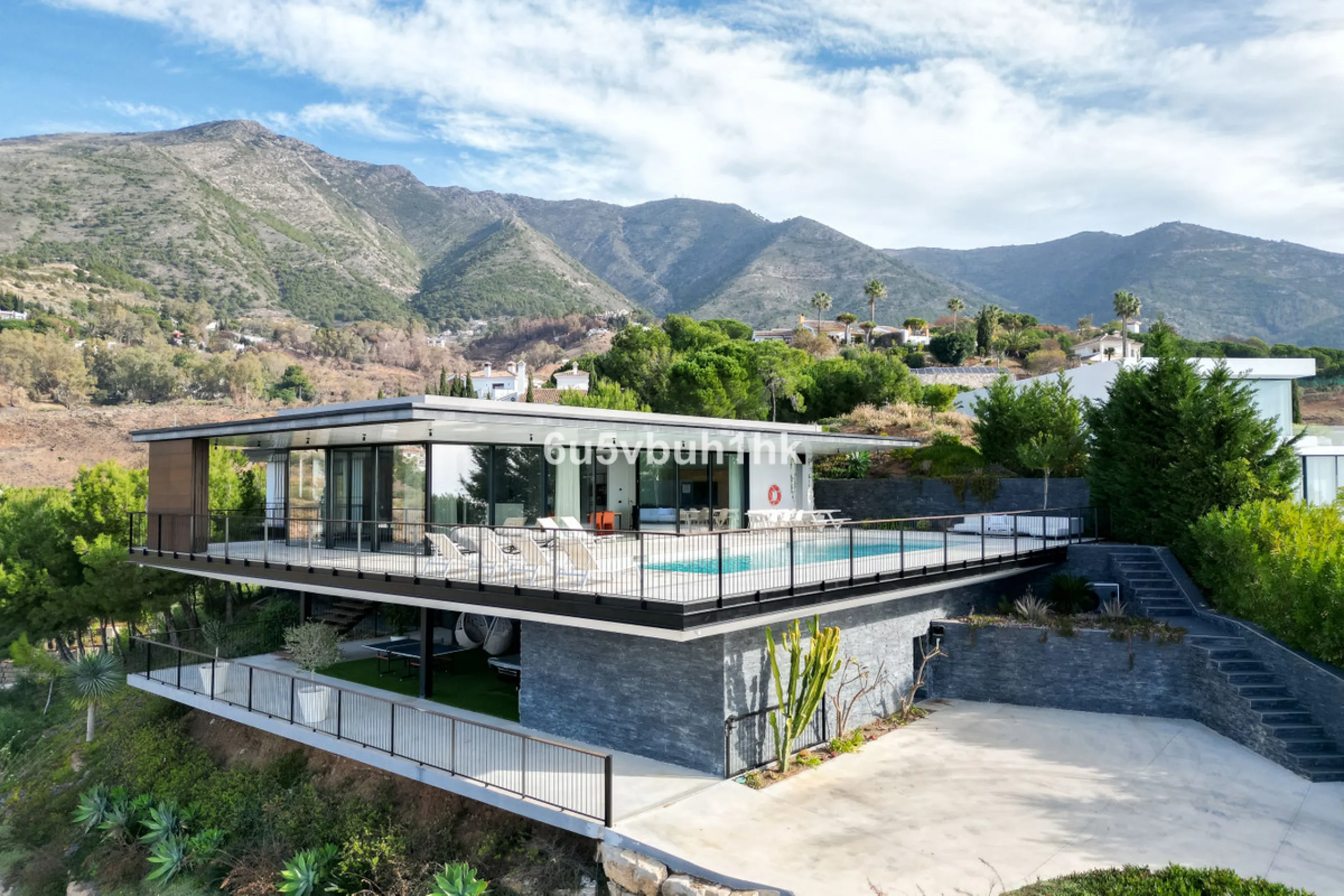 House - Detached Villa в продаже в Mijas, Málaga. В доме 4 спален и 4 ванных комнат. Площадь дома 400 м². Площадь участка 2055 м²