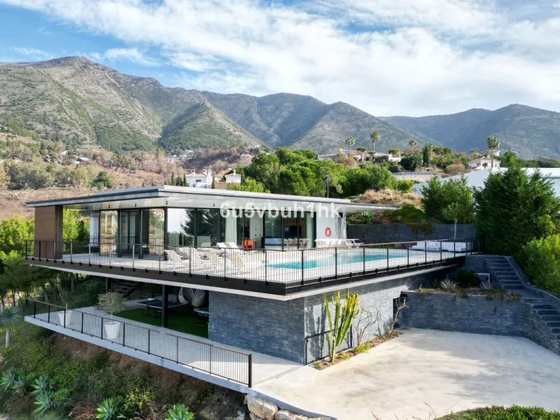 House - Detached Villa в продаже в Mijas, Málaga. В доме 4 спален и 4 ванных комнат. Площадь дома 400 м². Площадь участка 2055 м²