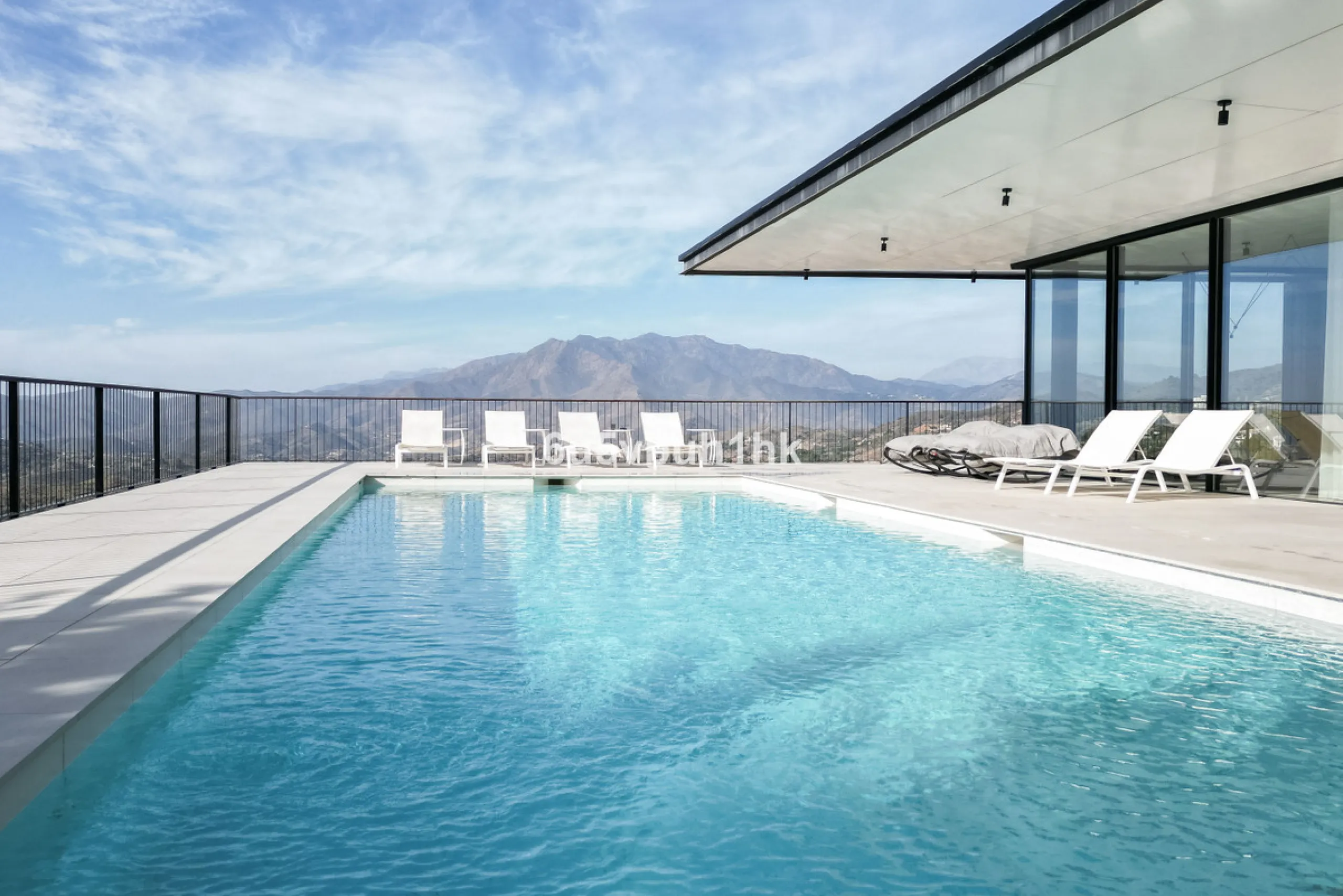 House - Detached Villa в продаже в Mijas, Málaga. В доме 4 спален и 4 ванных комнат. Площадь дома 400 м². Площадь участка 2055 м²