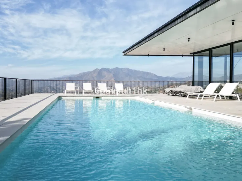 House - Detached Villa в продаже в Mijas, Málaga. В доме 4 спален и 4 ванных комнат. Площадь дома 400 м². Площадь участка 2055 м²