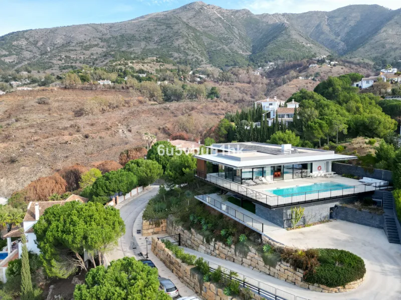 House - Detached Villa в продаже в Mijas, Málaga. В доме 4 спален и 4 ванных комнат. Площадь дома 400 м². Площадь участка 2055 м²