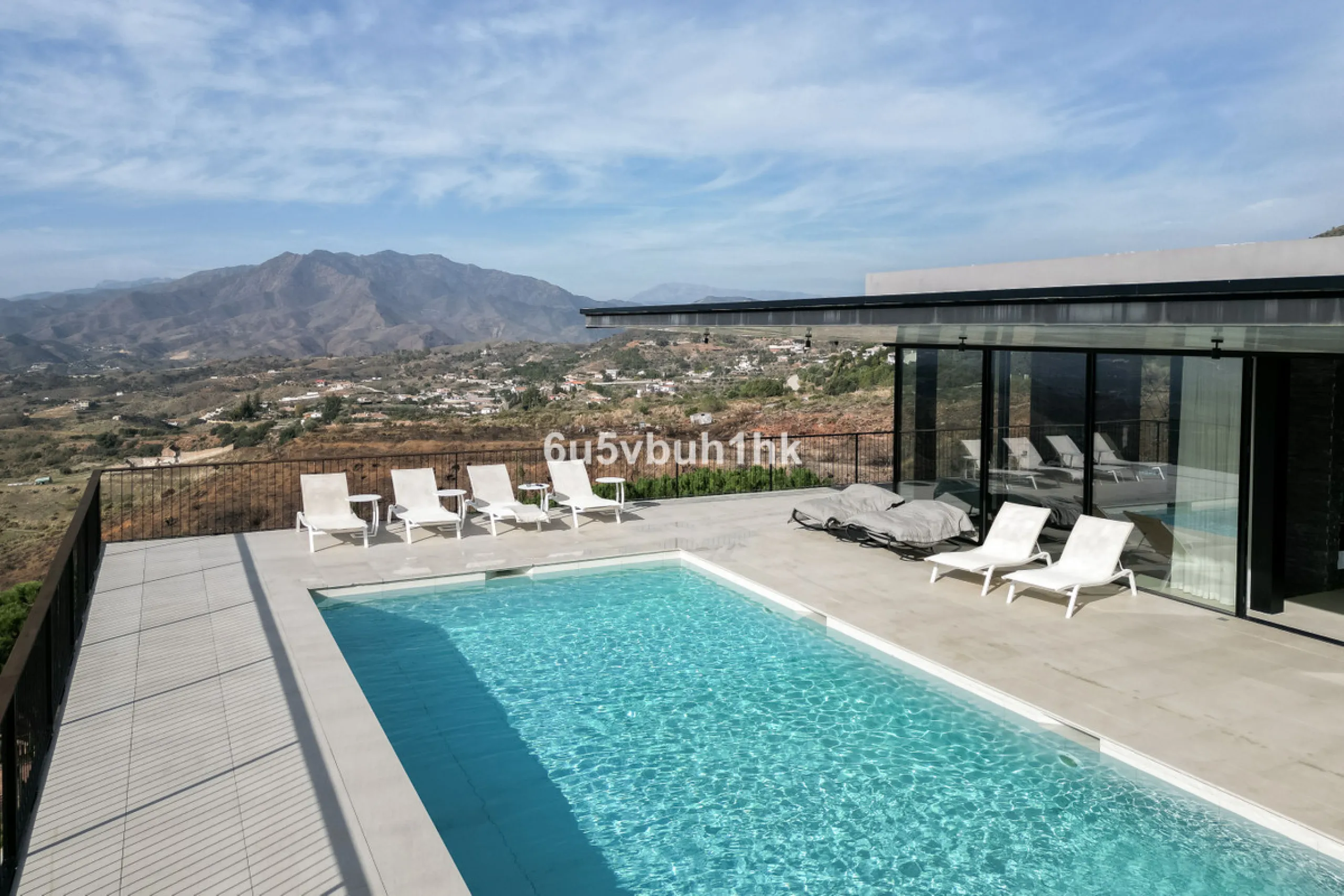 House - Detached Villa в продаже в Mijas, Málaga. В доме 4 спален и 4 ванных комнат. Площадь дома 400 м². Площадь участка 2055 м²