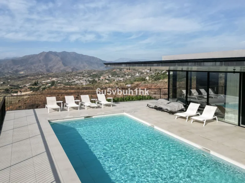 House - Detached Villa в продаже в Mijas, Málaga. В доме 4 спален и 4 ванных комнат. Площадь дома 400 м². Площадь участка 2055 м²