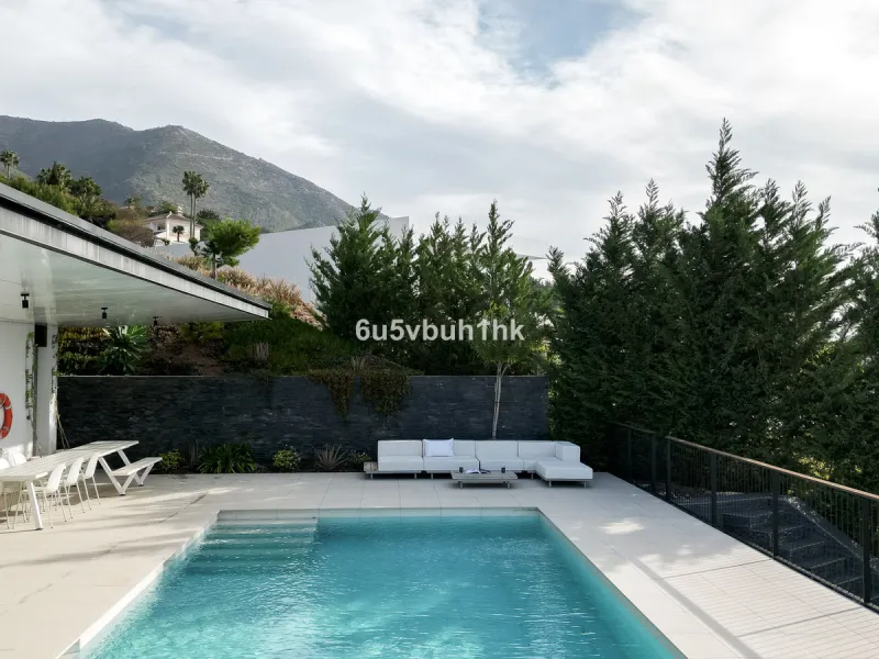 House - Detached Villa в продаже в Mijas, Málaga. В доме 4 спален и 4 ванных комнат. Площадь дома 400 м². Площадь участка 2055 м²