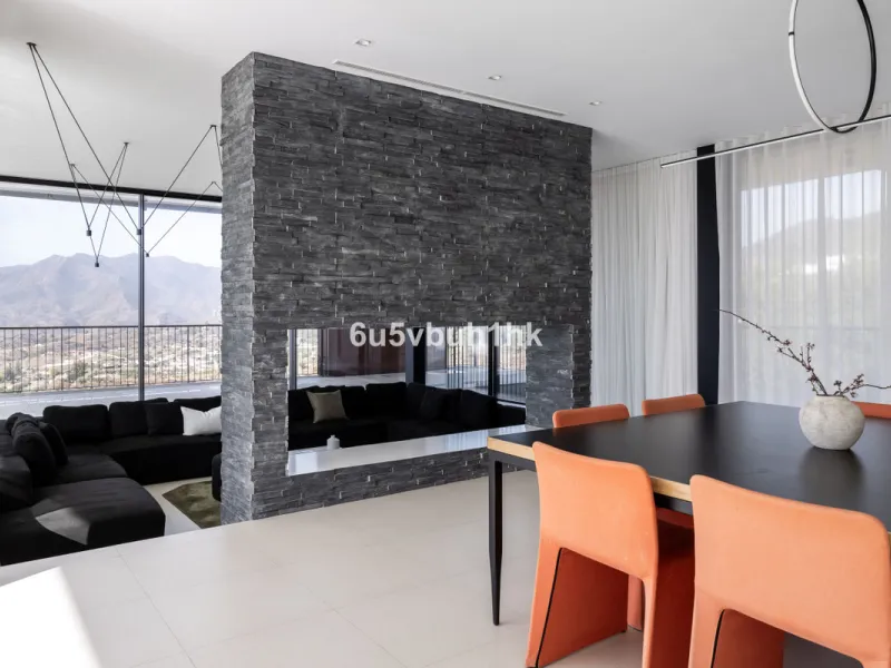 House - Detached Villa в продаже в Mijas, Málaga. В доме 4 спален и 4 ванных комнат. Площадь дома 400 м². Площадь участка 2055 м²