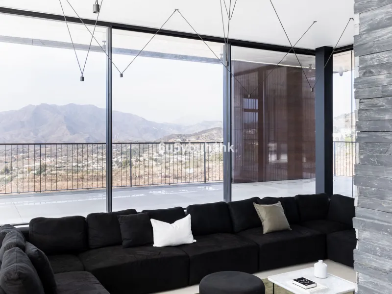 House - Detached Villa в продаже в Mijas, Málaga. В доме 4 спален и 4 ванных комнат. Площадь дома 400 м². Площадь участка 2055 м²