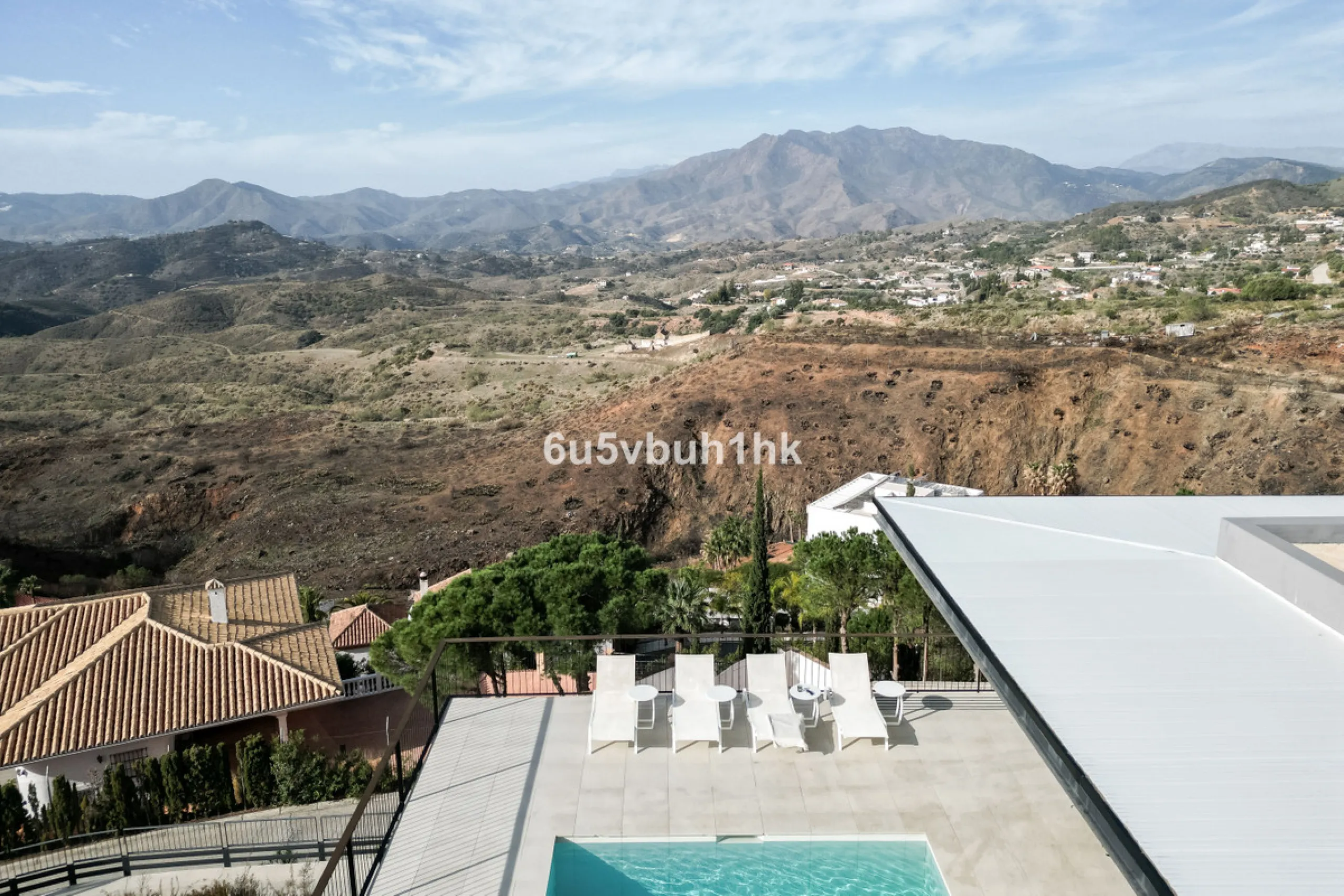 House - Detached Villa в продаже в Mijas, Málaga. В доме 4 спален и 4 ванных комнат. Площадь дома 400 м². Площадь участка 2055 м²
