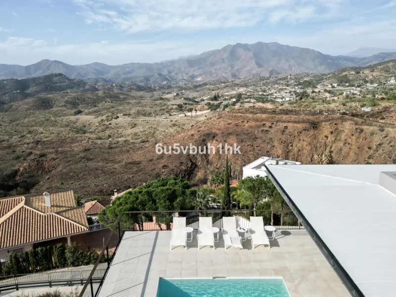 House - Detached Villa в продаже в Mijas, Málaga. В доме 4 спален и 4 ванных комнат. Площадь дома 400 м². Площадь участка 2055 м²