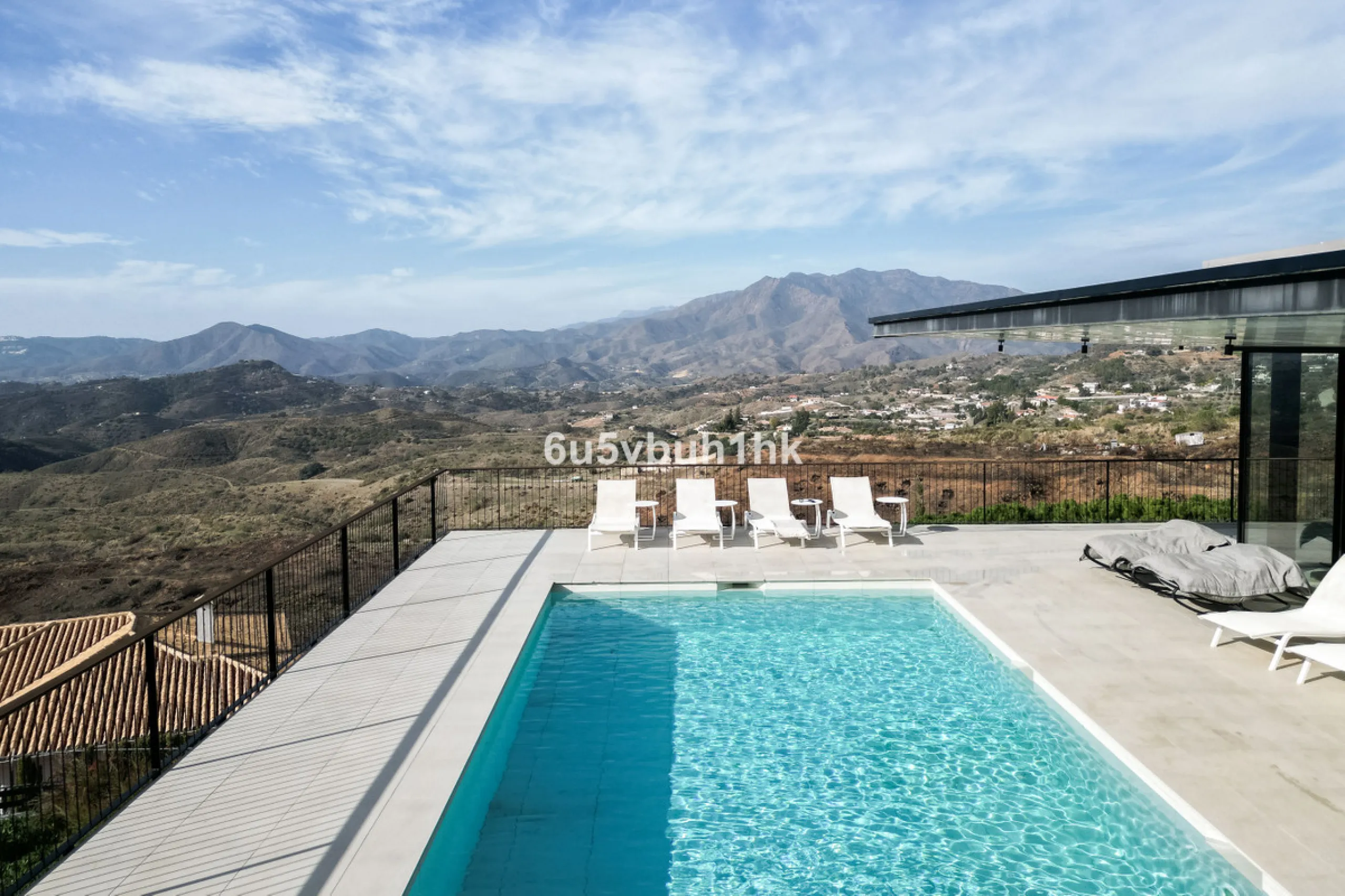 House - Detached Villa в продаже в Mijas, Málaga. В доме 4 спален и 4 ванных комнат. Площадь дома 400 м². Площадь участка 2055 м²