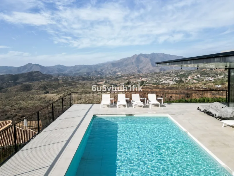 House - Detached Villa в продаже в Mijas, Málaga. В доме 4 спален и 4 ванных комнат. Площадь дома 400 м². Площадь участка 2055 м²